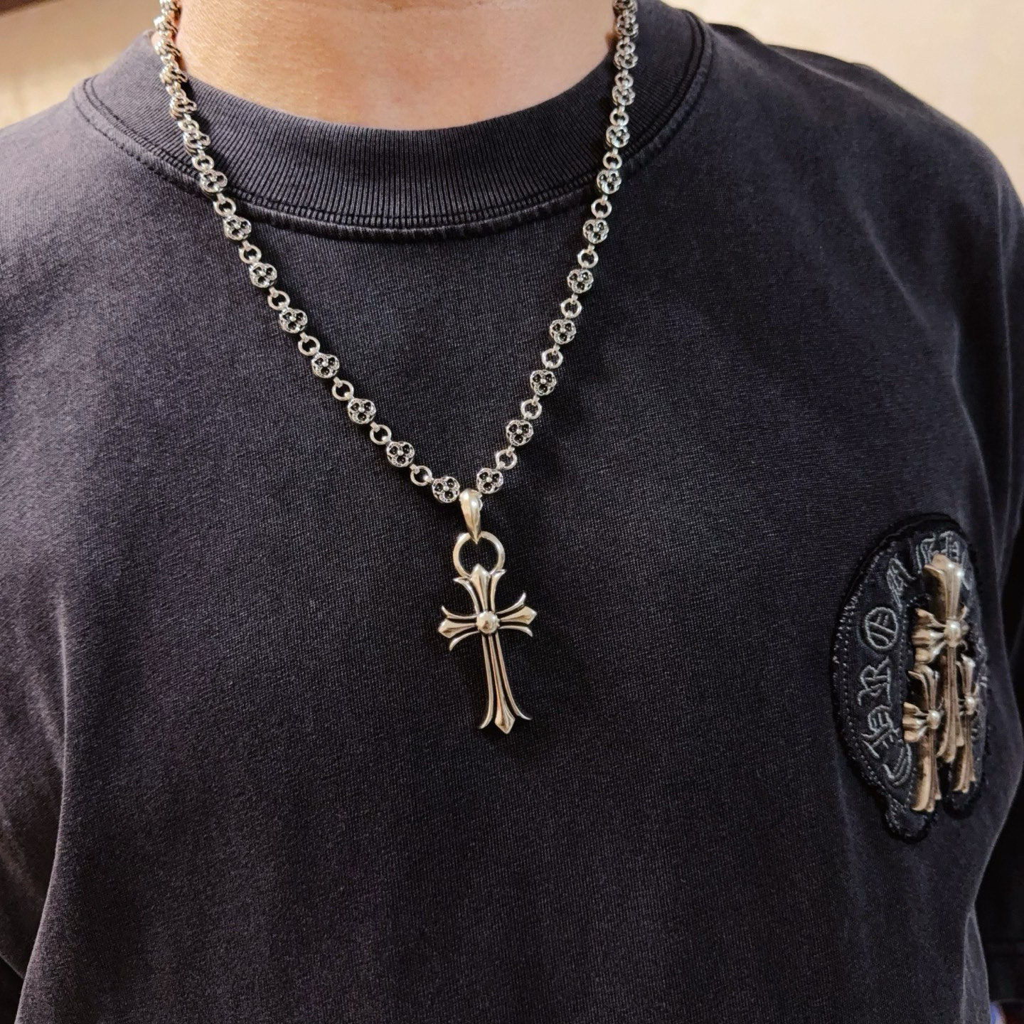 NO:763349,New [Counter Quality] Chrome Hearts Flower Ball Necklace, Cross Pendant, Concave and Concave Shapes, Different Pattern Design Styles, Presenting a Distinctive Cross, Scout Flower is Chrome Hearts’ Emblem, So It’s More Enduring. Genuine Patterned Chrome Hearts Differentiates from Ordinary Light Versions in the Market. Matching Editions and Standard Quality. Look at the Printing Details, Retro and Old Gray Oxygen Level. Seiko Version!  !  !  Purely handmade ~ Authentic open mold fashion essentials. Can be worn by both men and women. Same style for couples. Official website original. Rock punk Thai silver style. Retro elements. Trendy and versatile!  , jewelry boutique, chrome hearts, chrome hearts, necklace19860909新款【专柜品质】Chrome Hearts克罗心花球项链 十字架吊坠 凹凸造型不同的花纹设计风格 呈现出与众不同 十字架 童军花是克罗心的志 所以更经久不衰 正品打版Chrome Hearts克罗心 区别市场普通轻版 对版对标品质 看字印细节 复古做旧灰氧程度.精工版本！！！ 纯手工打造 ～正品开模潮流时尚必备 男女均可佩戴 情侣同款 官网原版 摇滚朋克泰银风格 复古元素 潮流百搭！,饰品精品,chrome hearts,chrome hearts,necklace,Jewelry