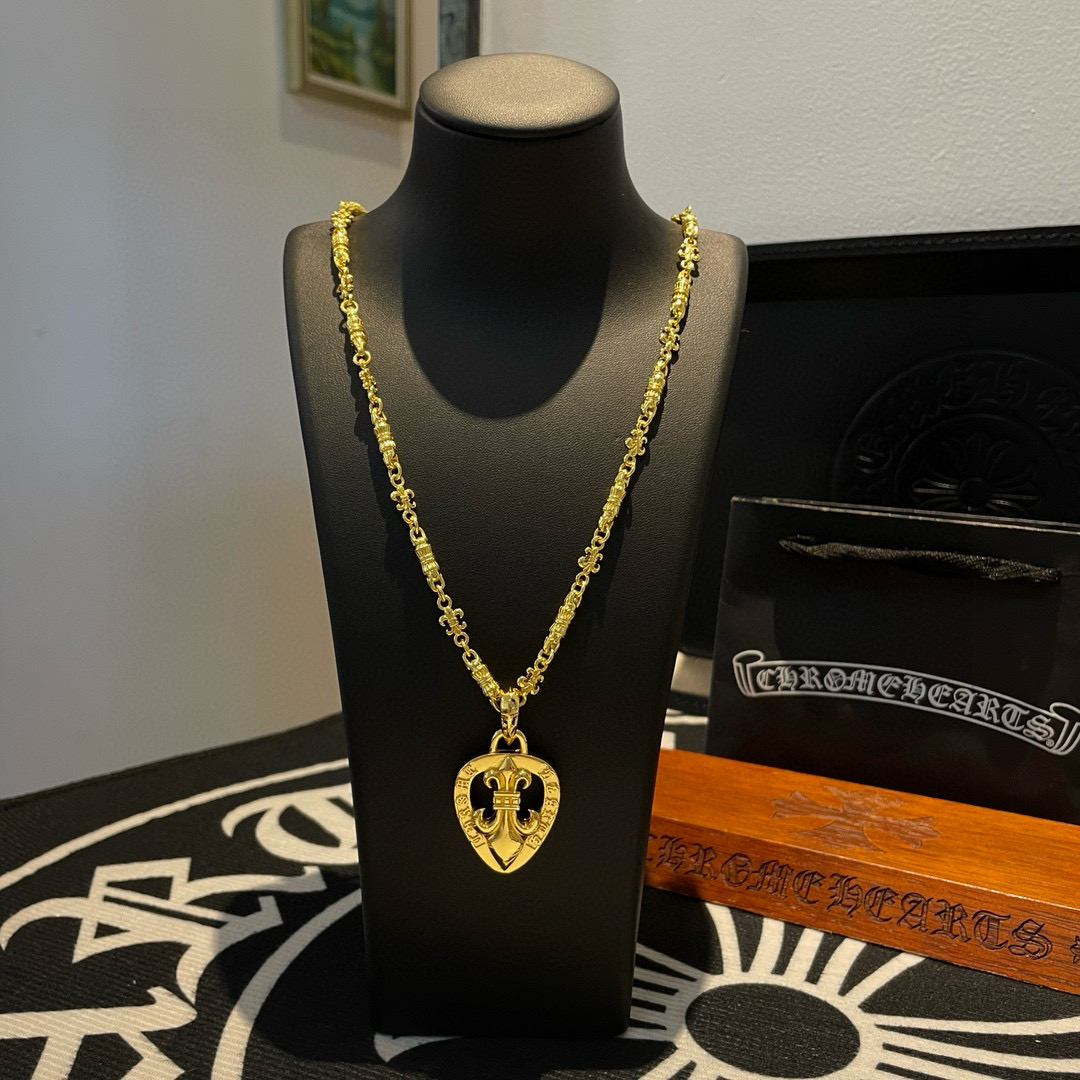 NO:763330,[Counter quality] Chrome Hearts Classic gold Scout flower necklace, heart-shaped Scout flower pendant. Different pattern design styles with concave and convex shapes, showing a distinctive cross. The Scout flower is the symbol of Chrome Hearts, so it is more durable. Genuine pattern-printed Chrome Hearts distinguishes the ordinary light version in the market. Match the version and benchmark quality. Look at the printing details. The degree of retro gray oxidation. Seiko version!  !  !  Purely handmade ~ Authentic open mold fashion essentials. Can be worn by both men and women. Same style for couples. Official website original. Rock punk Thai silver style. Retro elements. Trendy and versatile!  , jewelry boutique, chrome hearts, chrome hearts, necklace, gold19860909【专柜品质】Chrome Hearts克罗心 经典黄金色童军花项链,心型童军花吊坠 凹凸造型不同的花纹设计风格 呈现出与众不同 十字架 童军花是克罗心的志 所以更经久不衰 正品打版Chrome Hearts克罗心 区别市场普通轻版 对版对标品质 看字印细节 复古做旧灰氧程度.精工版本！！！ 纯手工打造 ～正品开模潮流时尚必备 男女均可佩戴 情侣同款 官网原版 摇滚朋克泰银风格 复古元素 潮流百搭！,饰品精品,chrome hearts,chrome hearts,necklace,gold,Jewelry