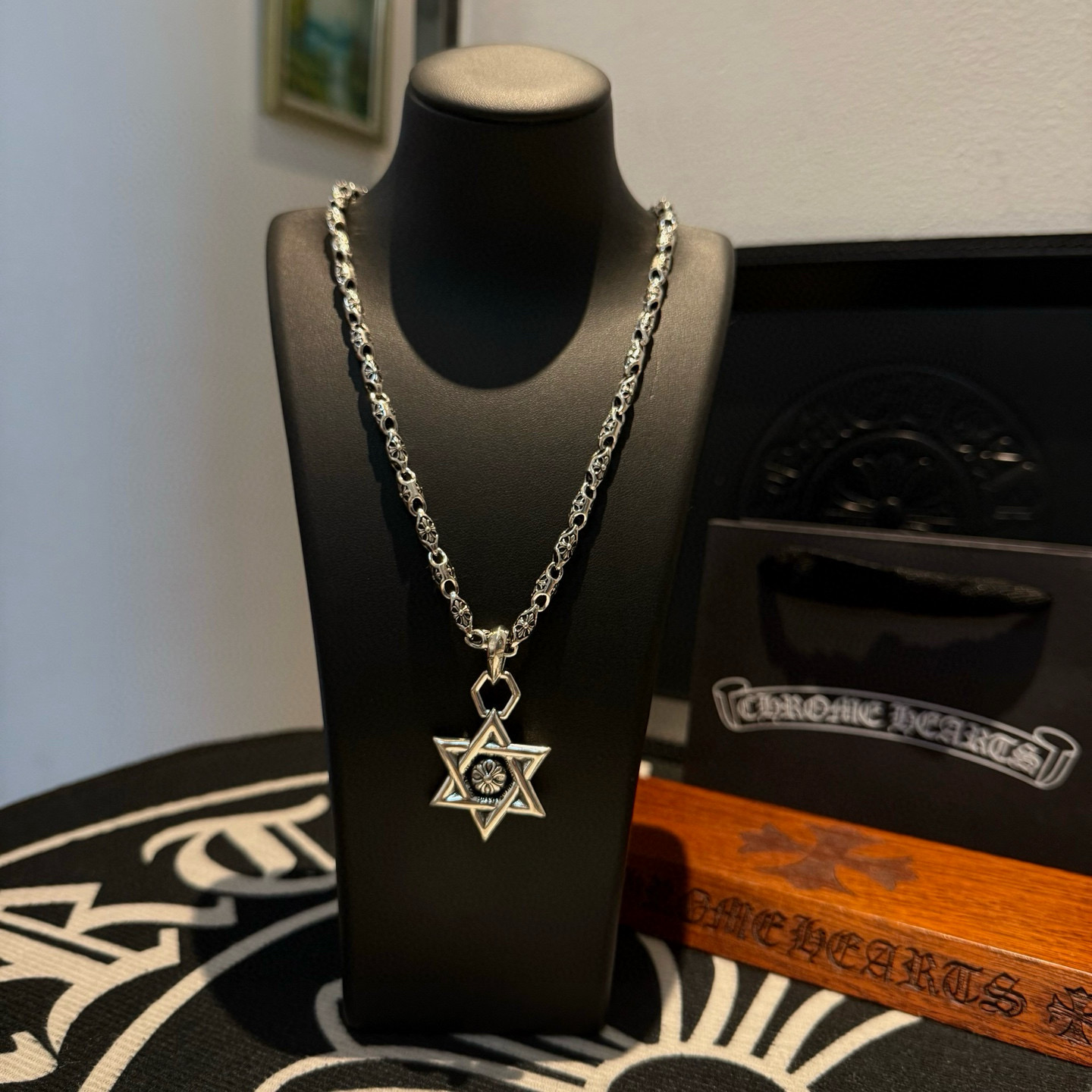 NO:763340,New [counter quality] Chrome Hearts classic retro cross flower necklace, six-pointed star pendant, concave and convex shapes with different pattern design styles, showing a distinctive cross. The Scout flower is the symbol of Chrome Hearts, so it is more durable. Genuine pattern-printed Chrome Hearts distinguishes the ordinary light version in the market. Match the standard quality. Look at the printing details. The degree of retro gray oxidation. Seiko version!  !  !  Purely handmade ~ Authentic open mold fashion essentials. Can be worn by both men and women. Same style for couples. Official website original. Rock punk Thai silver style. Retro elements. Trendy and versatile!  , jewelry boutique, chrome hearts, chrome hearts, necklace19860909新款【专柜品质】Chrome Hearts克罗心经典复古十字花项链 六芒星吊坠 凹凸造型不同的花纹设计风格 呈现出与众不同 十字架 童军花是克罗心的志 所以更经久不衰 正品打版Chrome Hearts克罗心 区别市场普通轻版 对版对标品质 看字印细节 复古做旧灰氧程度.精工版本！！！ 纯手工打造 ～正品开模潮流时尚必备 男女均可佩戴 情侣同款 官网原版 摇滚朋克泰银风格 复古元素 潮流百搭！,饰品精品,chrome hearts,chrome hearts,necklace,Jewelry