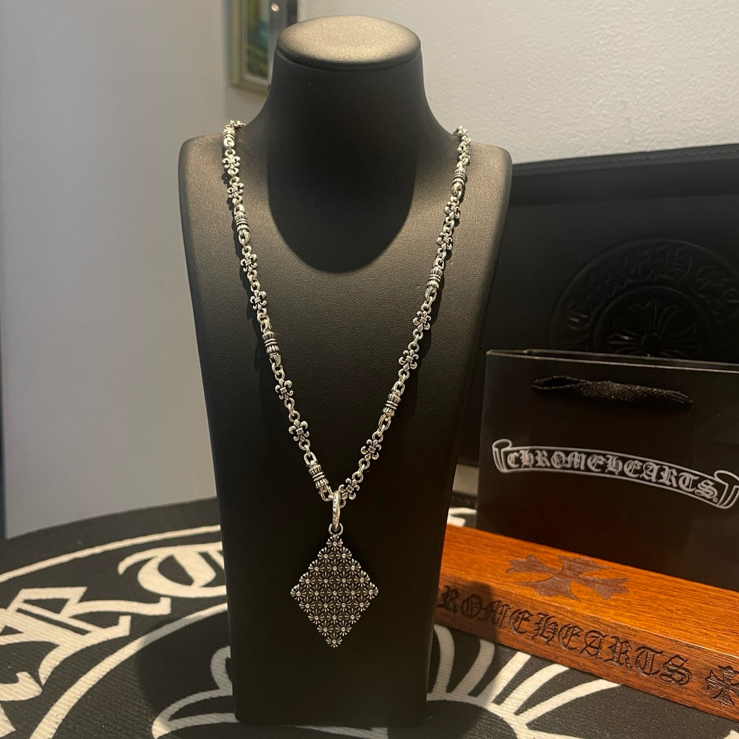 NO:763379,Batch Douyin/Kuaishou/ins/Xiaohongshu/live broadcast popular, new [counter quality] Chrome Hearts classic cross necklace, diamond-shaped cross flower pendant, different concave and convex shapes pattern design style, showing a distinctive cross. The Scout flower is the symbol of Chrome Hearts, so it is more durable. Authentic and pattern-printed Chrome Hearts Chrome Hearts is different from the ordinary light version in the market. Match the standard quality. Look at the printing details. The degree of retro gray oxidation. Seiko version!  !  !  Purely handmade ~ Authentic open mold fashion essentials. Can be worn by both men and women. Same style for couples. Official website original. Rock punk Thai silver style. Retro elements. Trendy and versatile!  , jewelry boutique, chrome hearts, chrome hearts, necklace19860909批 抖音/快手/ins/小红书/直播热门 ,新款【专柜品质】Chrome Hearts克罗心经典十字架项链 ,菱形十字花吊坠,凹凸造型不同的花纹设计风格 呈现出与众不同 十字架 童军花是克罗心的志 所以更经久不衰 正品打版Chrome Hearts克罗心 区别市场普通轻版 对版对标品质 看字印细节 复古做旧灰氧程度.精工版本！！！ 纯手工打造 ～正品开模潮流时尚必备 男女均可佩戴 情侣同款 官网原版 摇滚朋克泰银风格 复古元素 潮流百搭！,饰品精品,chrome hearts,chrome hearts,necklace,Jewelry