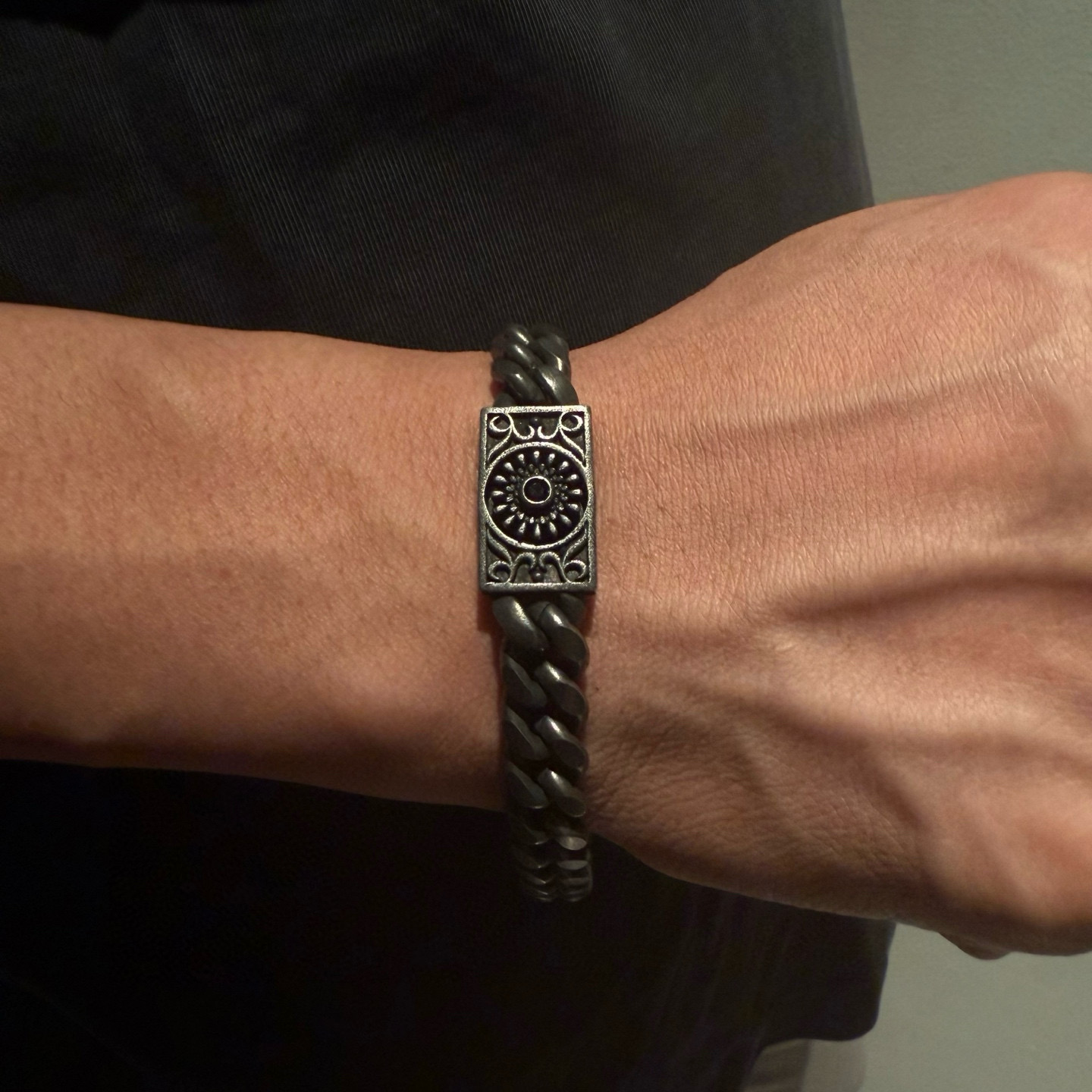 NO:763383,Counter-quality Chrome Hearts bracelet, different pattern design styles with concave and convex shapes, showing a distinctive cross. The Scout flower is the symbol of Chrome Hearts, so it is more durable. The genuine pattern-printed Chrome Hearts necklace is different from the ordinary light version in the market. Check the version and standard quality. Look at the printing details. The degree of retro gray oxidation. Seiko version!  !  !  Purely handmade ~ Authentic open mold fashion essentials. Can be worn by both men and women. Same style for couples. Official website original. Rock punk Thai silver style. Retro elements. Trendy and versatile!  , jewelry boutique, chrome hearts, chrome hearts, necklace, bracelet19860909专柜品质Chrome Hearts克罗心手链,凹凸造型不同的花纹设计风格 呈现出与众不同 十字架 童军花是克罗心的志 所以更经久不衰 正品打版Chrome Hearts克罗心项链区别市场普通轻版 对版对标品质 看字印细节 复古做旧灰氧程度.精工版本！！！ 纯手工打造 ～正品开模潮流时尚必备 男女均可佩戴 情侣同款 官网原版 摇滚朋克泰银风格 复古元素 潮流百搭！,饰品精品,chrome hearts,chrome hearts,necklace,bracelet,Jewelry