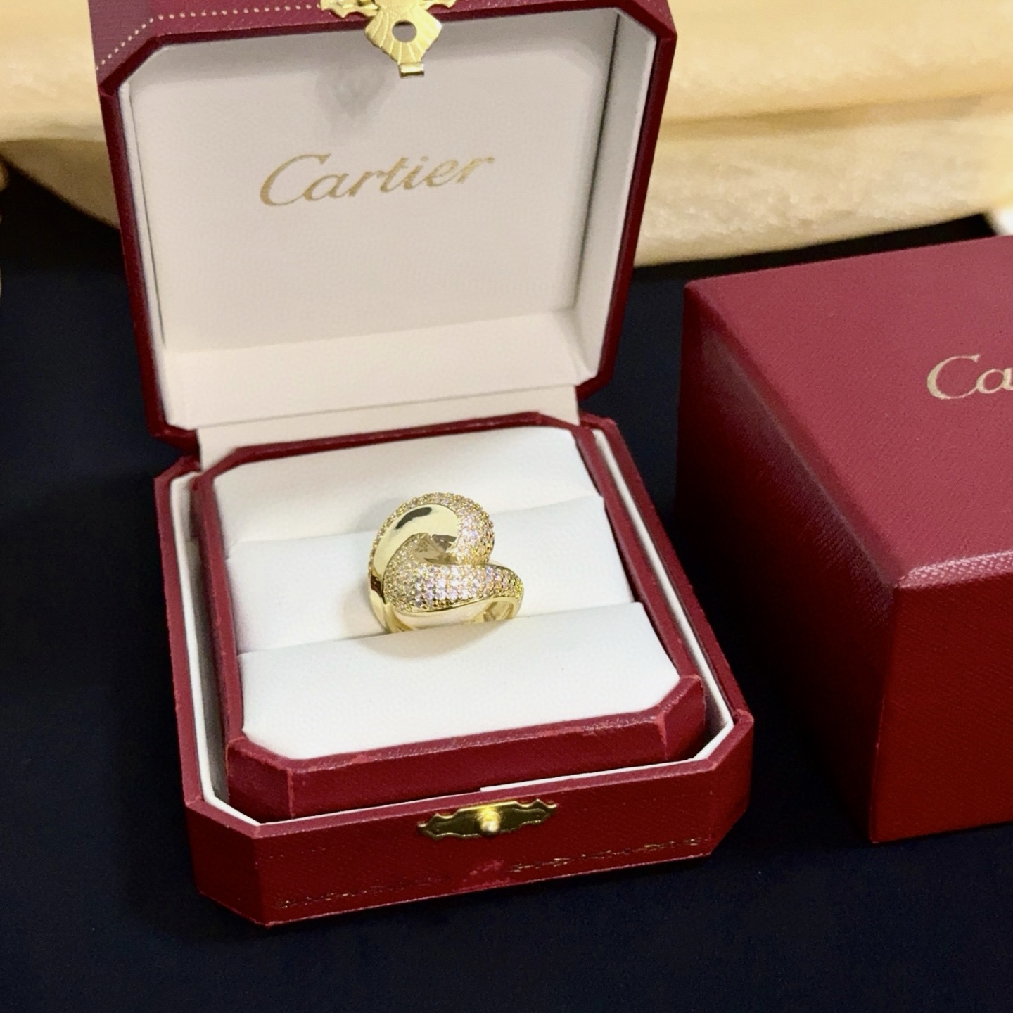 NO:763070,Cartier diamond-set ring, high-end customized version, diamond-set technology, V gold material, classic and fashionable style, using sharp lines to reconstruct the aesthetics of love!  Breaking the rules, the diamond-encrusted design actually achieves the ceiling of high-end sense - no need for flashy accumulation, love should be as pure as ever. Cartier is loved by many celebrities and Internet celebrities. The Leopard series bracelet is absolutely an eternal classic, and it is not limited to men and women, and there is no age limit!  Wear it and you will be the center of attention!  , jewelry boutique, cartier, ring, bracelet19860909卡地亚镶钻戒指 高端定制版本 镶嵌钻工艺 V金材质 经典而时尚风格 用凌厉线条重构爱情美学！打破常规,镶嵌钻设计反而成就高级感天花板——无需浮华堆砌,爱本应纯粹如初 卡地亚受众多明星网红的爱戴 豹子系列手镯 绝对是永恒经典 而且男女不限 年龄不限 ！戴上它你就是焦点！,饰品精品,cartier,ring,bracelet,Jewelry