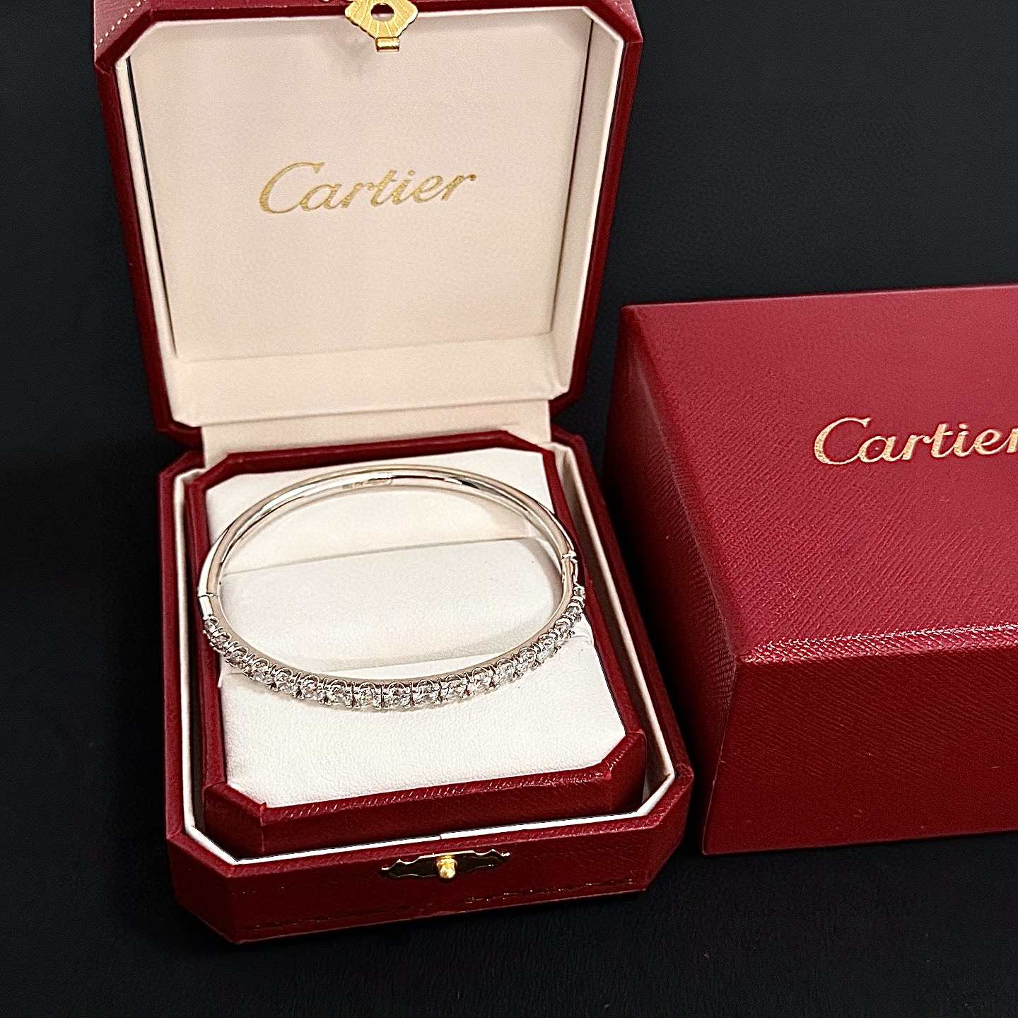 NO:763084,Cartier diamond-encrusted bracelet, high-end customized version, diamond-encrusted craftsmanship, V gold material, classic and fashionable style, reconstruct the aesthetics of love with sharp lines!  Breaking the rules, the diamond-encrusted design actually achieves the ceiling of high-end sense - no need for flashy accumulation, love should be as pure as ever. Cartier is loved by many celebrities and Internet celebrities. The Leopard series bracelet is absolutely an eternal classic, and it is not limited to men and women, and there is no age limit!  Wear it and you will be the center of attention!  , jewelry boutique, cartier, bracelet19860909卡地亚镶钻手镯 高端定制版本 镶嵌钻工艺 V金材质 经典而时尚风格 用凌厉线条重构爱情美学！打破常规,镶嵌钻设计反而成就高级感天花板——无需浮华堆砌,爱本应纯粹如初 卡地亚受众多明星网红的爱戴 豹子系列手镯 绝对是永恒经典 而且男女不限 年龄不限 ！戴上它你就是焦点！,饰品精品,cartier,bracelet,Jewelry