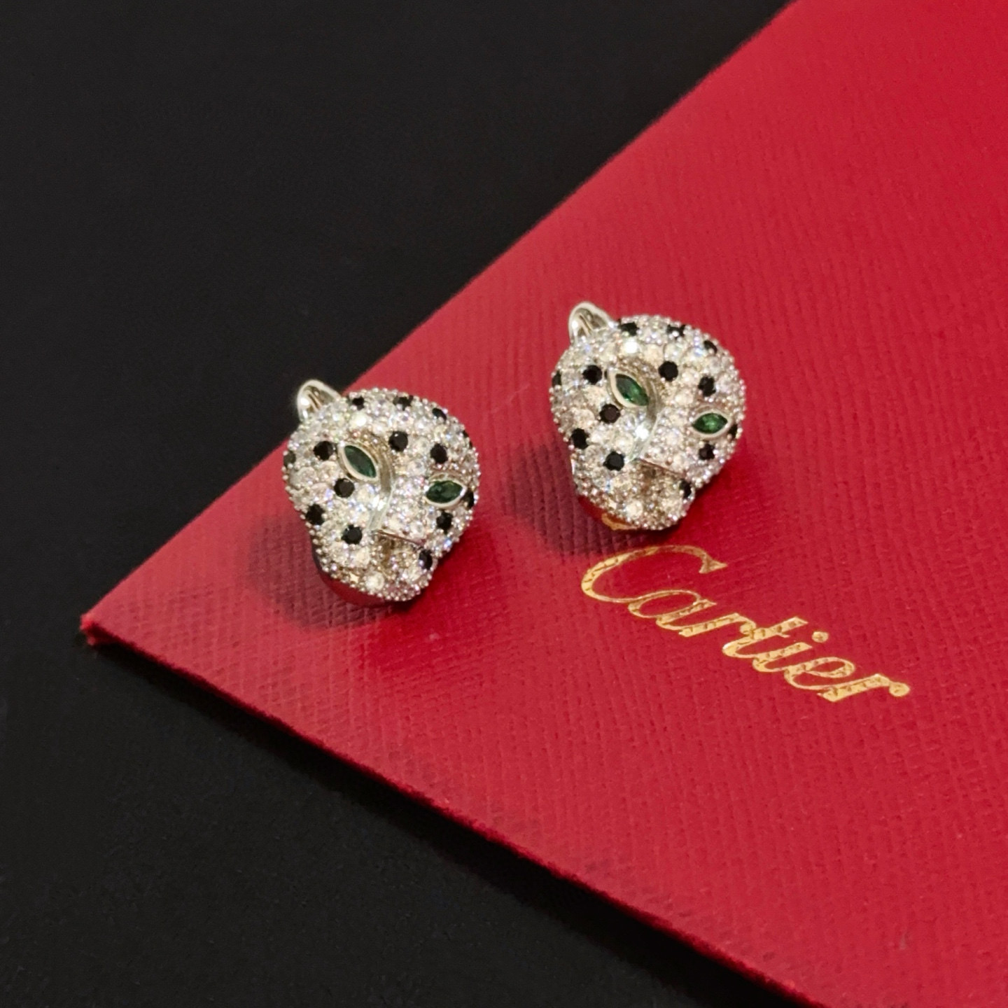 NO:763067,Cartier leopard earrings, high-end customized version, inlaid with diamond craftsmanship, V gold material, classic and fashionable style, reconstruct the aesthetics of love with sharp lines!  Breaking the rules, the diamond-encrusted design actually achieves the ceiling of high-end sense - no need for flashy accumulation, love should be as pure as ever. Cartier is loved by many celebrities and Internet celebrities. The Leopard series bracelet is absolutely an eternal classic, and it is not limited to men and women, and there is no age limit!  , jewelry boutique, cartier, bracelet19860909卡地亚豹子耳钉 高端定制版本 镶嵌钻工艺 V金材质 经典而时尚风格 用凌厉线条重构爱情美学！打破常规,镶嵌钻设计反而成就高级感天花板——无需浮华堆砌,爱本应纯粹如初 卡地亚受众多明星网红的爱戴 豹子系列手镯 绝对是永恒经典 而且男女不限 年龄不限 ！,饰品精品,cartier,bracelet,Jewelry
