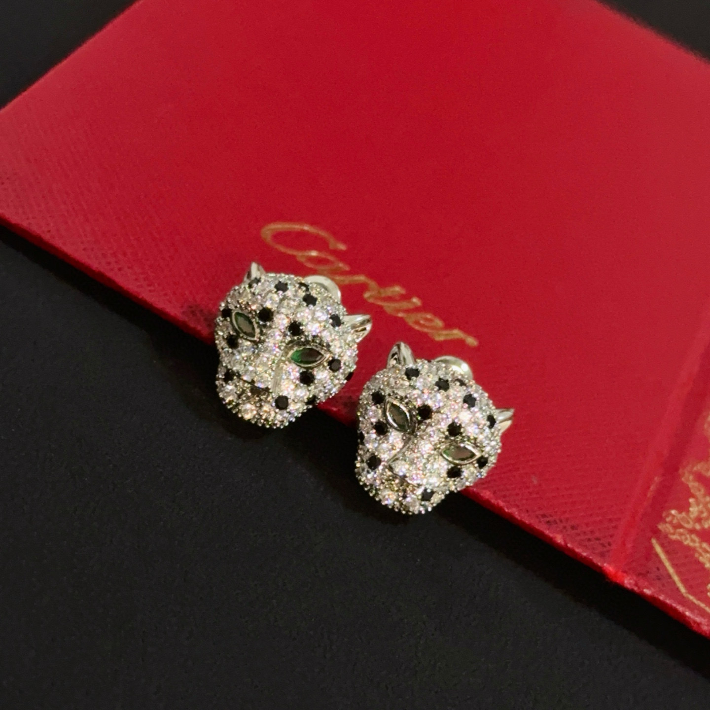 Cartier 卡地亚豹子耳钉 高端定制版本 镶嵌钻工艺 V金材质 而 风格 用凌厉线条重构爱情美学 打破常规