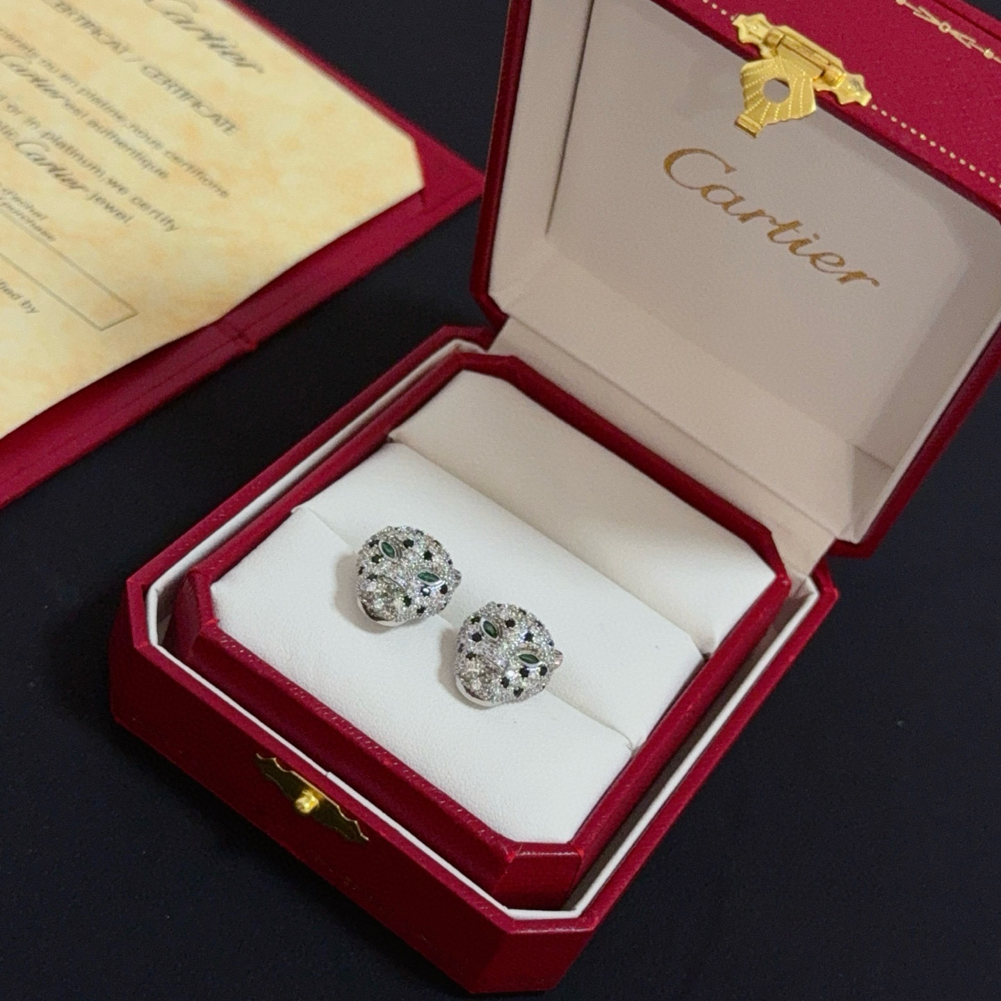Cartier 卡地亚豹子耳钉 高端定制版本 镶嵌钻工艺 V金材质 而 风格 用凌厉线条重构爱情美学 打破常规