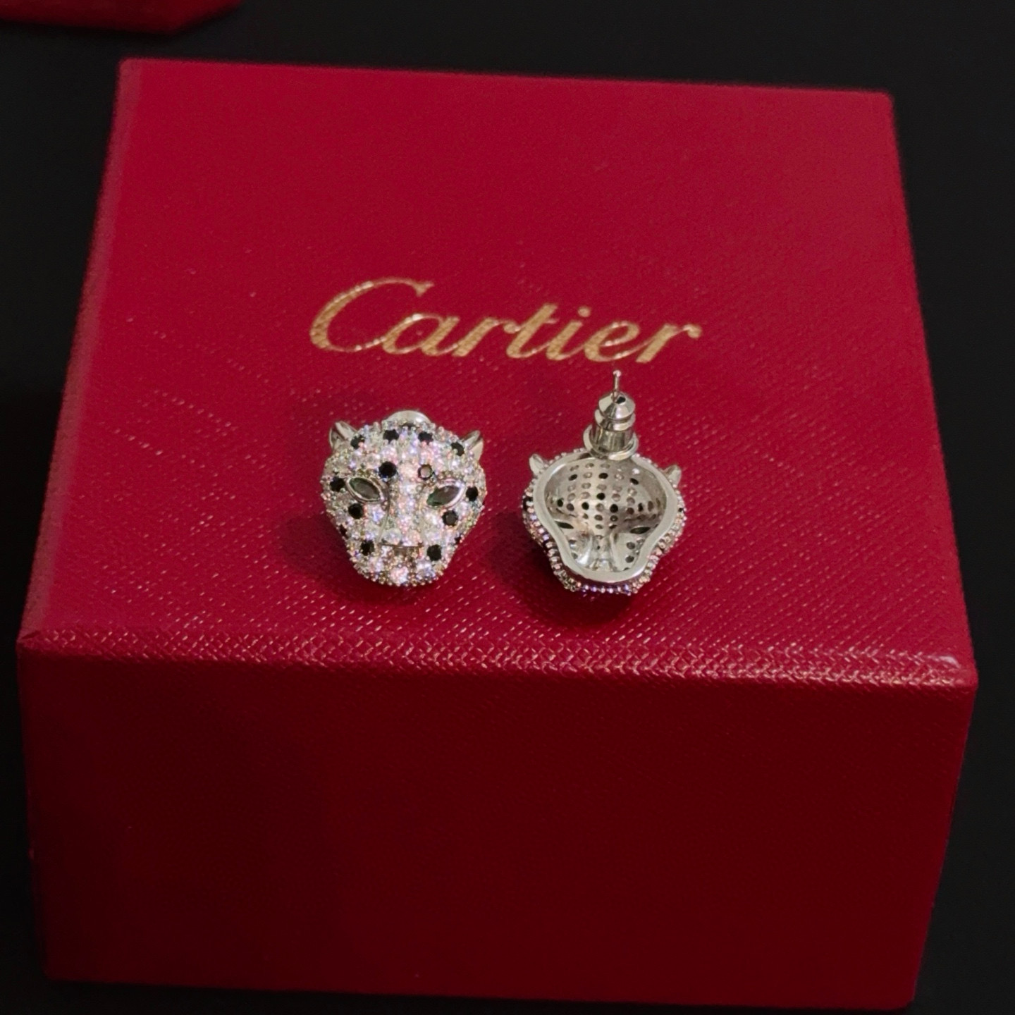 Cartier 卡地亚豹子耳钉 高端定制版本 镶嵌钻工艺 V金材质 而 风格 用凌厉线条重构爱情美学 打破常规