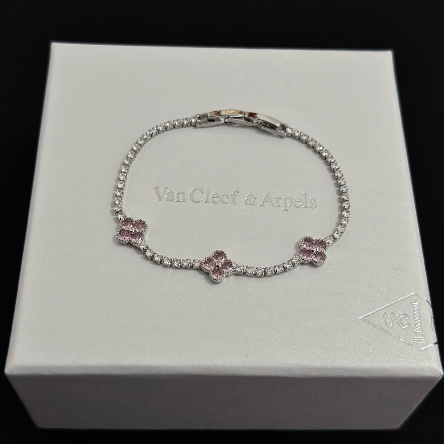 NO:763081,[SEIKO Original] Christmas Hot VCA Four-leaf Clover Van Cleef & Arpels Bracelet V Gold Level Classic Work Same as Official Website Fashion Trend Multi-layered metal carving design makes the petals more three-dimensional. Inlaid with diamonds, it shows the feminine temperament [Gift] Four-leaf clover lucky pattern symbolizes luck and happiness. Unique and romantic, blending simple and harmonious lines with materials. Polished and polished to show nobility and elegance [Celebration] [Celebration], boutique jewelry, van  cleef,bracelet19860909〔精工原版〕圣诞爆款 VCA四叶草梵克雅宝手链 V金等级 经典之作 官网同款 时尚潮流 采用多层次金属雕刻设计 使花瓣更立体 镶嵌满钻工艺 尽显女性柔美气质[礼物] 四叶草幸运图案 象征幸运和幸福 独特又浪漫将简单和谐的线条与材质相融合 经过抛光和打磨 彰显高贵优雅[庆祝][庆祝],饰品精品,van cleef,bracelet,Jewelry