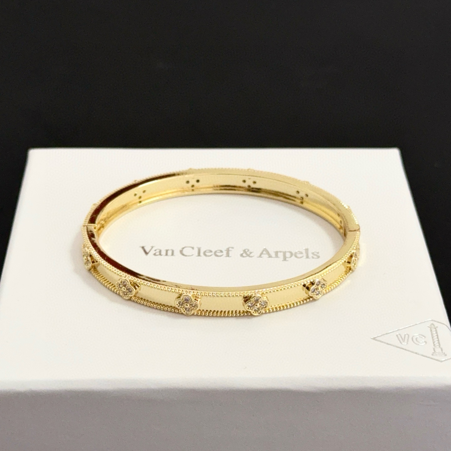 NO:763085,[Seiko original] Christmas hot model VCA four-leaf clover Van Cleef & Arpels bracelet bracelet V gold level classic, same style as the official website, fashion trend, using multi-layered metal carving design to make the petals more three-dimensional, inlaid with full diamond technology, showing the feminine temperament [gift] Four-leaf clover lucky pattern symbolizes luck and happiness, unique and romantic, blending simple and harmonious lines with materials, polished and polished, showing nobility and elegance [celebration] [celebration], boutique jewelry, van  cleef,bracelet,bracelet19860909〔精工原版〕圣诞爆款 VCA四叶草梵克雅宝手链手镯 V金等级 经典之作 官网同款 时尚潮流 采用多层次金属雕刻设计 使花瓣更立体 镶嵌满钻工艺 尽显女性柔美气质[礼物] 四叶草幸运图案 象征幸运和幸福 独特又浪漫将简单和谐的线条与材质相融合 经过抛光和打磨 彰显高贵优雅[庆祝][庆祝],饰品精品,van cleef,bracelet,bracelet,Jewelry