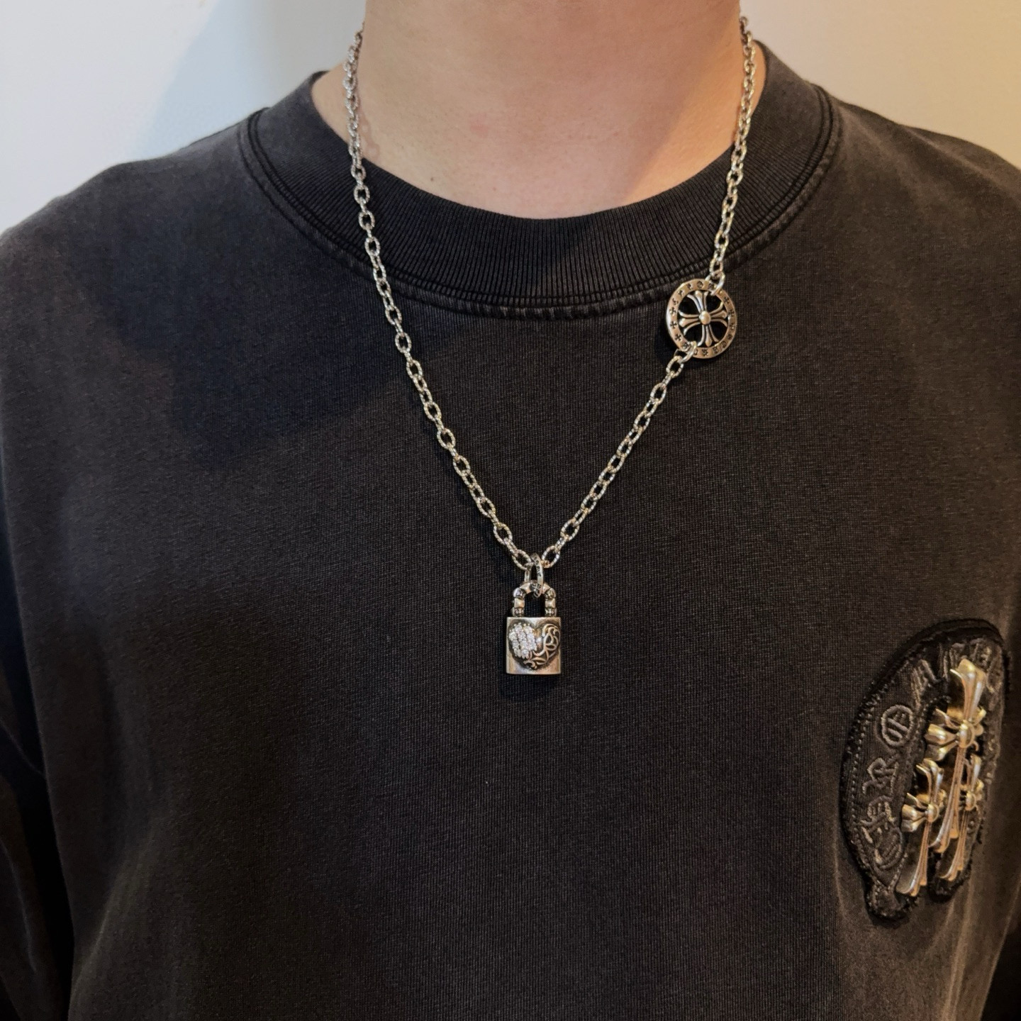 NO:724700,New [counter quality] Chrome Hearts retro cross necklace, vine love lock pendant, different concave and convex shapes, different pattern design styles, showing a difference. The cross scout flower is the symbol of Chrome Hearts, so it is more durable. The genuine pattern-printed Chrome Hearts Chrome Hearts necklace is different from the ordinary light version in the market. Check the version and benchmark quality. Look at the printing details. The degree of retro gray oxidation. Seiko version!  , jewelry boutique, chrome hearts, chrome hearts, necklace19860909新款【专柜品质】Chrome Hearts克罗心复古十字架项链 藤蔓爱心锁头吊坠 凹凸造型不同的花纹设计风格呈现出与众不同 十字架童军花是克罗心的标志 所以更经久不衰 正品打版Chrome Hearts克罗心项链区别市场普通轻版 对版对标品质 看字印细节 复古做旧灰氧程度.精工版本！,饰品精品,chrome hearts,chrome hearts,necklace,Jewelry