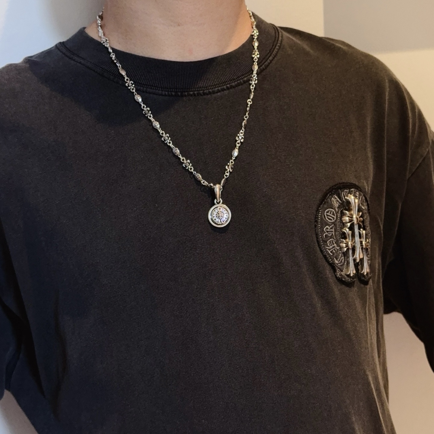 NO:724706,New [counter quality] Chrome Hearts classic retro cross flower necklace, horseshoe print cross flower pendant. Different pattern design styles with concave and convex shapes, showing a distinctive cross. The Scout flower is the symbol of Chrome Hearts, so it is more durable. Genuine pattern-printed Chrome Hearts Chrome Hearts is different from the ordinary light version in the market. Match the version and benchmark quality. Look at the printing details. The degree of retro ash oxidation. Seiko version!  !  !  Purely handmade ~ Authentic open mold fashion essentials. Can be worn by both men and women. Same style for couples. Official website original. Rock punk Thai silver style. Retro elements. Trendy and versatile!  , jewelry boutique, chrome hearts, chrome hearts, necklace19860909新款【专柜品质】Chrome Hearts克罗心经典复古十字花项链,马蹄印十字花吊坠 凹凸造型不同的花纹设计风格 呈现出与众不同 十字架 童军花是克罗心的志 所以更经久不衰 正品打版Chrome Hearts克罗心 区别市场普通轻版 对版对标品质 看字印细节 复古做旧灰氧程度.精工版本！！！ 纯手工打造 ～正品开模潮流时尚必备 男女均可佩戴 情侣同款 官网原版 摇滚朋克泰银风格 复古元素 潮流百搭！,饰品精品,chrome hearts,chrome hearts,necklace,Jewelry