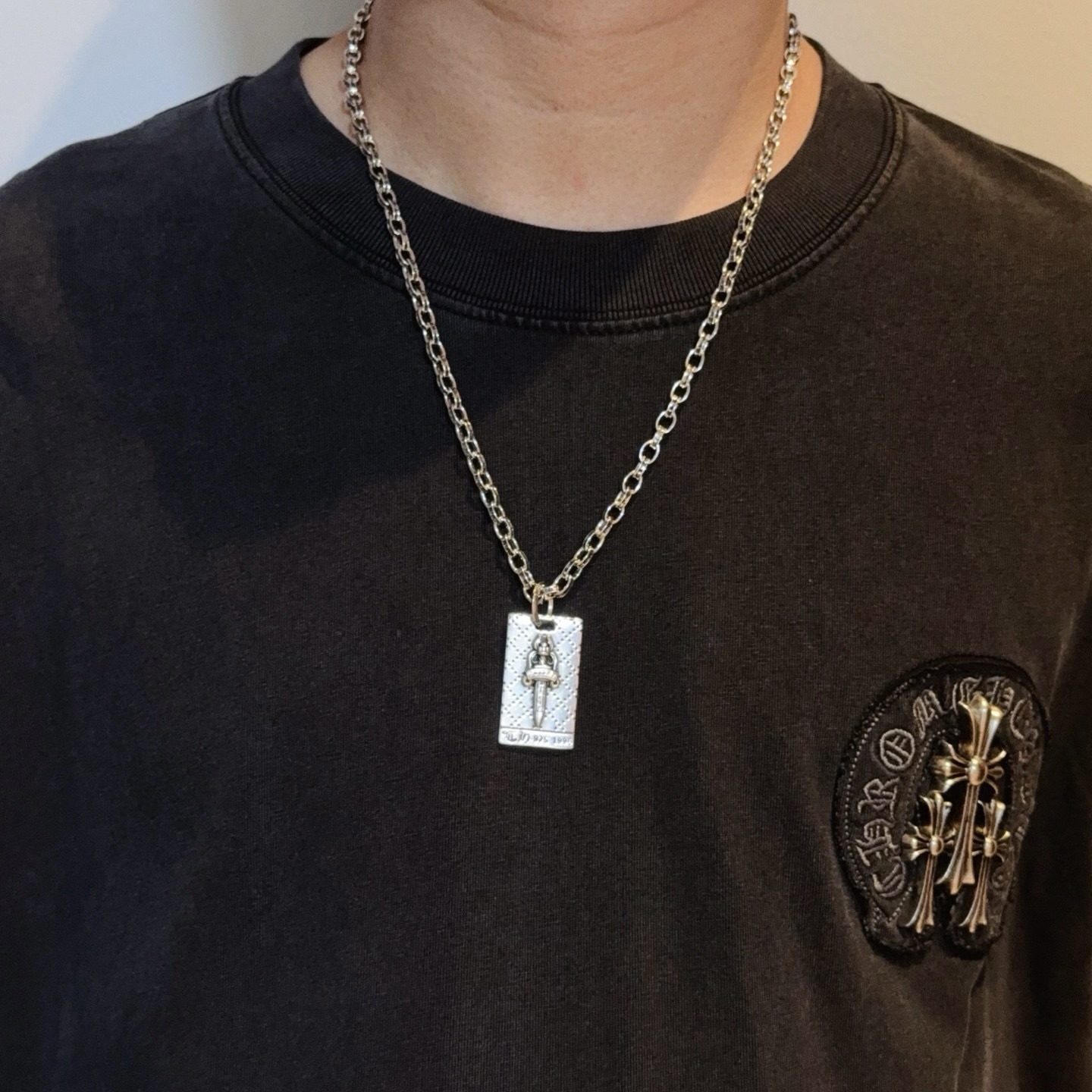 NO:724712,New [counter quality] Chrome Hearts Classic Retro Letter Necklace, Square Sword Pendant. Concave and convex shapes with different pattern design styles, showing a distinctive cross. The Scout flower is the symbol of Chrome Hearts, so it is more durable. Genuine pattern-printed Chrome Hearts distinguishes the ordinary light version in the market. Match the version and standard quality. Look at the printing details. The degree of retro ash oxidation. Seiko version!  !  !  Purely handmade ~ Authentic open mold fashion essentials. Can be worn by both men and women. Same style for couples. Official website original. Rock punk Thai silver style. Retro elements. Trendy and versatile!  , jewelry boutique, chrome hearts, chrome hearts, necklace19860909新款【专柜品质】Chrome Hearts克罗心经典复古字母项链,方牌宝剑吊坠 凹凸造型不同的花纹设计风格 呈现出与众不同 十字架 童军花是克罗心的志 所以更经久不衰 正品打版Chrome Hearts克罗心 区别市场普通轻版 对版对标品质 看字印细节 复古做旧灰氧程度.精工版本！！！ 纯手工打造 ～正品开模潮流时尚必备 男女均可佩戴 情侣同款 官网原版 摇滚朋克泰银风格 复古元素 潮流百搭！,饰品精品,chrome hearts,chrome hearts,necklace,Jewelry