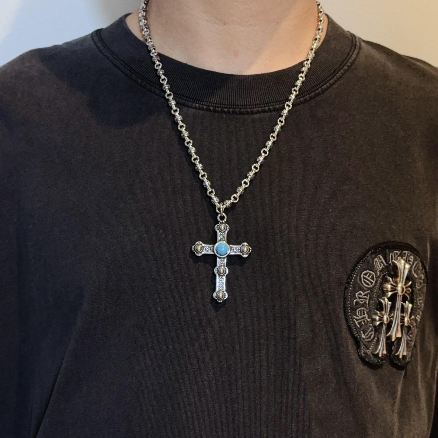 NO:724718,New [Counter Quality] Chrome Hearts classic retro cross flower ball necklace, cross pendant. The concave and convex shapes are different pattern design styles, showing a distinctive cross. The Scout flower is the symbol of Chrome Hearts, so it is more durable. Genuine pattern-printed Chrome Hearts distinguishes the ordinary light version in the market. Match the version and standard quality. Look at the printing details. The degree of retro gray oxidation. Seiko version!  !  !  Purely handmade ~ Authentic open mold fashion essentials. Can be worn by both men and women. Same style for couples. Official website original. Rock punk Thai silver style. Retro elements. Trendy and versatile!  , jewelry boutique, chrome hearts, chrome hearts, necklace19860909新款【专柜品质】Chrome Hearts克罗心经典复古十字花球项链,十字架吊坠 凹凸造型不同的花纹设计风格 呈现出与众不同 十字架 童军花是克罗心的志 所以更经久不衰 正品打版Chrome Hearts克罗心 区别市场普通轻版 对版对标品质 看字印细节 复古做旧灰氧程度.精工版本！！！ 纯手工打造 ～正品开模潮流时尚必备 男女均可佩戴 情侣同款 官网原版 摇滚朋克泰银风格 复古元素 潮流百搭！,饰品精品,chrome hearts,chrome hearts,necklace,Jewelry