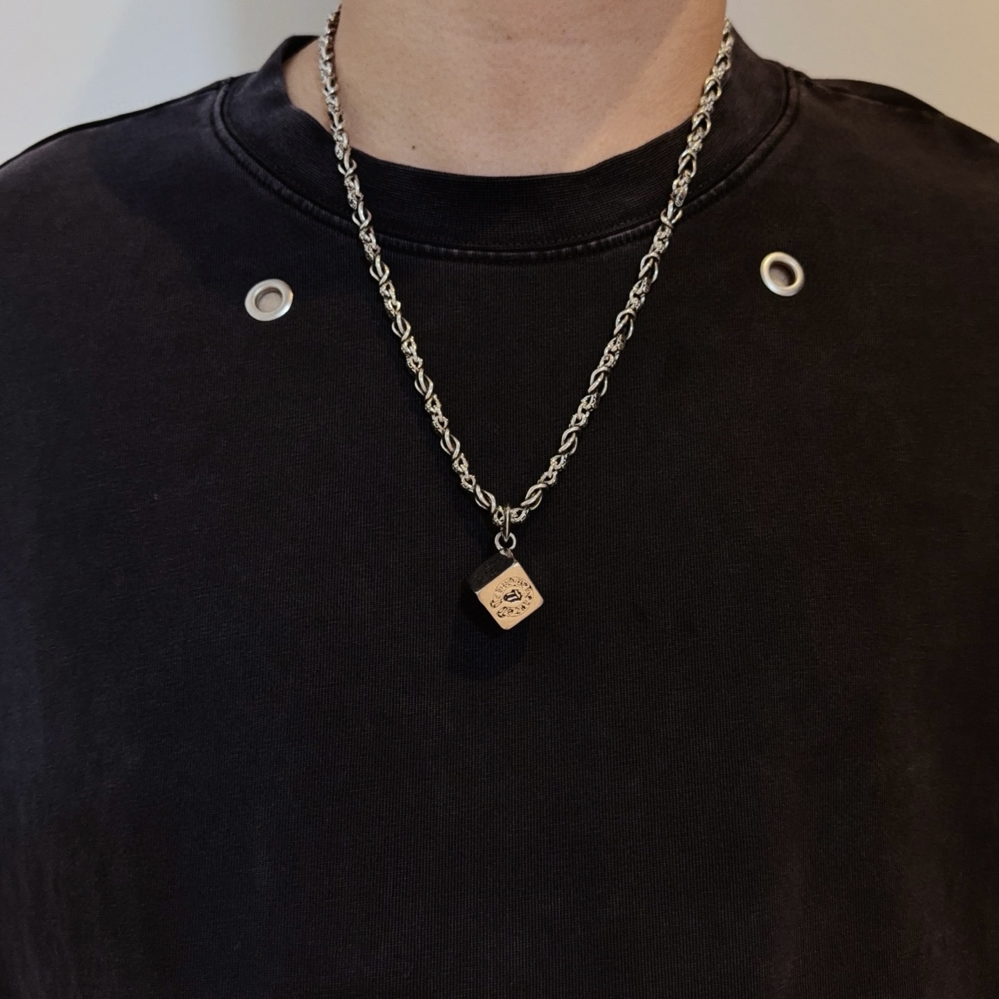 NO:724724,New [counter quality] Chrome Hearts Classic Retro Necklace, Dice Pendant. Concave and convex shapes with different pattern design styles, showing a distinctive cross. The Scout flower is the symbol of Chrome Hearts, so it is more durable. Genuine pattern-printed Chrome Hearts distinguishes the ordinary light version in the market. Check the quality of the version. Look at the printing details. The degree of retro gray oxidation. Seiko version!  !  !  Purely handmade ~ Authentic open mold fashion essentials. Can be worn by both men and women. Same style for couples. Official website original. Rock punk Thai silver style. Retro elements. Trendy and versatile!  , jewelry boutique, chrome hearts, chrome hearts, necklace19860909新款【专柜品质】Chrome Hearts克罗心经典复古项链,骰子吊坠 凹凸造型不同的花纹设计风格 呈现出与众不同 十字架 童军花是克罗心的志 所以更经久不衰 正品打版Chrome Hearts克罗心 区别市场普通轻版 对版对标品质 看字印细节 复古做旧灰氧程度.精工版本！！！ 纯手工打造 ～正品开模潮流时尚必备 男女均可佩戴 情侣同款 官网原版 摇滚朋克泰银风格 复古元素 潮流百搭！,饰品精品,chrome hearts,chrome hearts,necklace,Jewelry