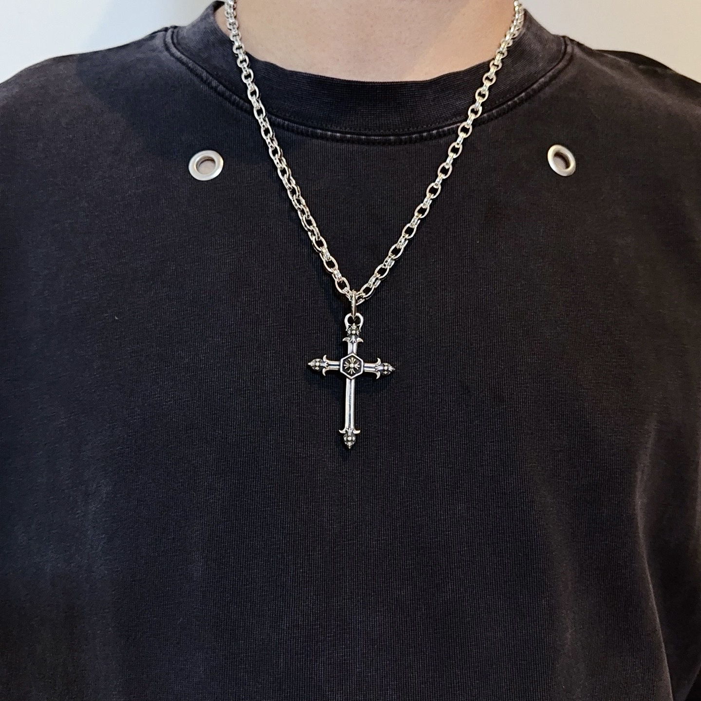 NO:724732,New [counter quality] Chrome Hearts classic retro letter necklace, cross pendant, concave and convex shapes, different pattern design styles, showing a distinctive cross and Scout flower is the symbol of Chrome Hearts, so it is more durable. Genuine pattern-printed Chrome Hearts distinguishes the ordinary light version in the market. Match the version and benchmark quality. Look at the printing details, the degree of retro gray oxidation. Seiko version!  !  !  Purely handmade ~ Authentic open mold fashion essentials. Can be worn by both men and women. Same style for couples. Official website original. Rock punk Thai silver style. Retro elements. Trendy and versatile!  , jewelry boutique, chrome hearts, chrome hearts, necklace19860909新款【专柜品质】Chrome Hearts克罗心经典复古字母项链,十字架吊坠 凹凸造型不同的花纹设计风格 呈现出与众不同 十字架 童军花是克罗心的志 所以更经久不衰 正品打版Chrome Hearts克罗心 区别市场普通轻版 对版对标品质 看字印细节 复古做旧灰氧程度.精工版本！！！ 纯手工打造 ～正品开模潮流时尚必备 男女均可佩戴 情侣同款 官网原版 摇滚朋克泰银风格 复古元素 潮流百搭！,饰品精品,chrome hearts,chrome hearts,necklace,Jewelry