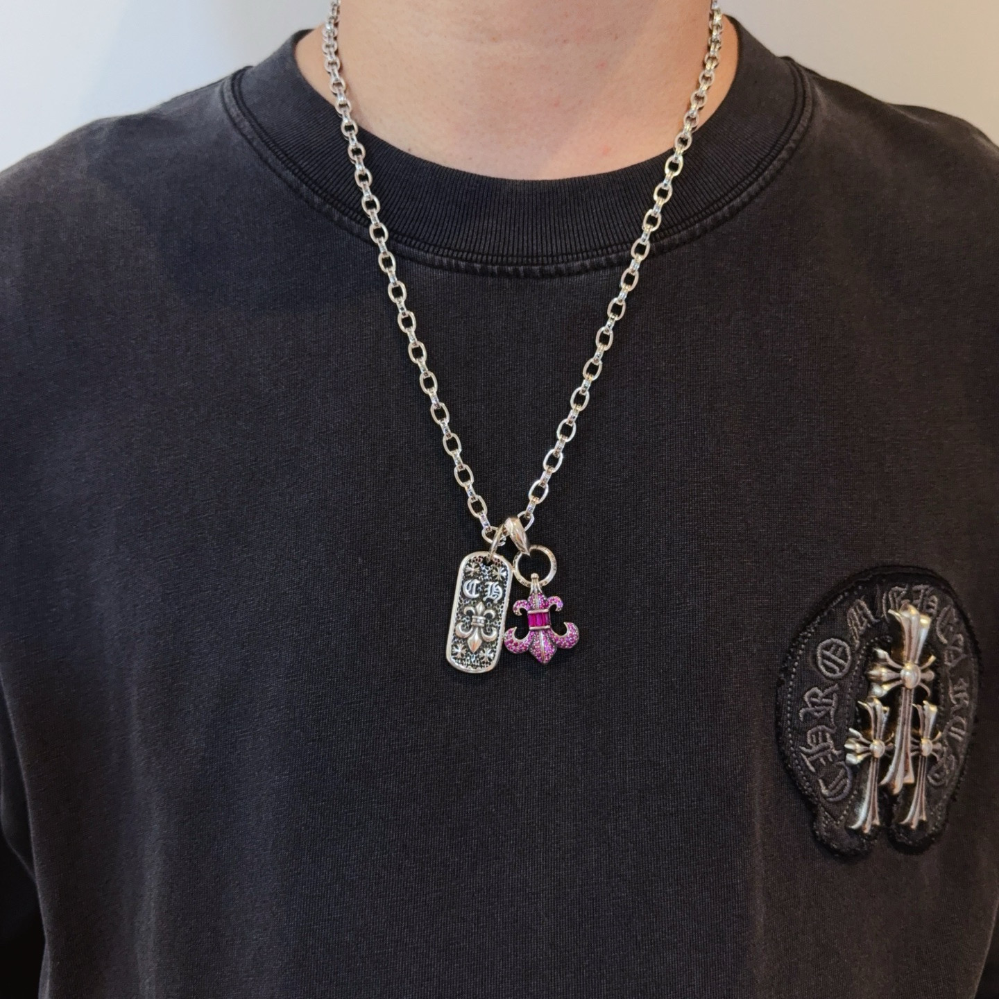 NO:724740,New [counter quality] Chrome Hearts retro letter necklace, square Scout flower pendant, concave and convex shapes with different pattern design styles, showing a distinctive cross. The Scout flower is the symbol of Chrome Hearts, so it is more durable. Genuine pattern-printed Chrome Hearts distinguishes the ordinary light version in the market. Match the version and standard quality. Look at the printing details. The degree of retro ash oxidation. Seiko version!  !  !  Purely handmade ~ Authentic open mold fashion essentials. Can be worn by both men and women. Same style for couples. Official website original. Rock punk Thai silver style. Retro elements. Trendy and versatile!  , jewelry boutique, chrome hearts, chrome hearts, necklace19860909新款【专柜品质】Chrome Hearts克罗心复古字母项链 方牌童军花吊坠 凹凸造型不同的花纹设计风格 呈现出与众不同 十字架 童军花是克罗心的志 所以更经久不衰 正品打版Chrome Hearts克罗心 区别市场普通轻版 对版对标品质 看字印细节 复古做旧灰氧程度.精工版本！！！ 纯手工打造 ～正品开模潮流时尚必备 男女均可佩戴 情侣同款 官网原版 摇滚朋克泰银风格 复古元素 潮流百搭！,饰品精品,chrome hearts,chrome hearts,necklace,Jewelry