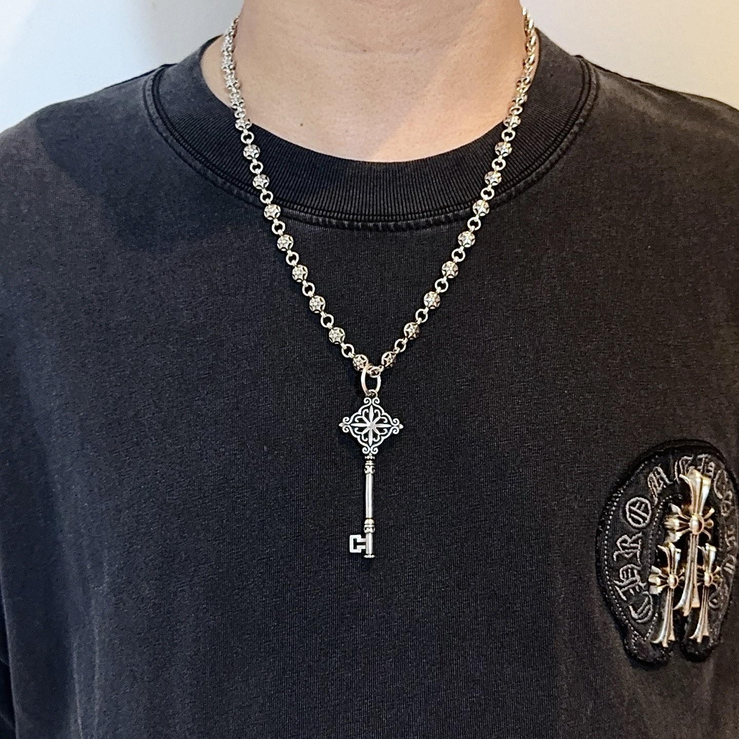 NO:724697,New [counter quality] Chrome Hearts classic retro six-pointed star necklace, key pendant, different pattern design styles with concave and convex shapes, showing a distinctive cross. The Scout flower is the symbol of Chrome Hearts, so it is more durable. Genuine pattern-printed Chrome Hearts distinguishes the ordinary light version in the market. Match the version and standard quality. Look at the printing details. The degree of retro gray oxidation. Seiko version!  !  !  Purely handmade ~ Authentic open mold fashion essentials. Can be worn by both men and women. Same style for couples. Official website original. Rock punk Thai silver style. Retro elements. Trendy and versatile!  , jewelry boutique, chrome hearts, chrome hearts, necklace19860909新款【专柜品质】Chrome Hearts克罗心经典复古六芒星项链,钥匙吊坠 凹凸造型不同的花纹设计风格 呈现出与众不同 十字架 童军花是克罗心的志 所以更经久不衰 正品打版Chrome Hearts克罗心 区别市场普通轻版 对版对标品质 看字印细节 复古做旧灰氧程度.精工版本！！！ 纯手工打造 ～正品开模潮流时尚必备 男女均可佩戴 情侣同款 官网原版 摇滚朋克泰银风格 复古元素 潮流百搭！,饰品精品,chrome hearts,chrome hearts,necklace,Jewelry