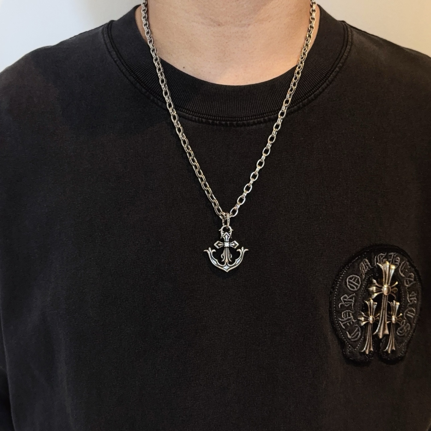 NO:724701,New [counter quality] Chrome Hearts classic retro letter necklace, cross pendant, concave and convex shapes, different pattern design styles, showing a distinctive cross and Scout flower is the symbol of Chrome Hearts, so it is more durable. Genuine pattern-printed Chrome Hearts distinguishes the ordinary light version in the market. Match the version and benchmark quality. Look at the printing details, the degree of retro gray oxidation. Seiko version!  !  !  Purely handmade ~ Authentic open mold fashion essentials. Can be worn by both men and women. Same style for couples. Official website original. Rock punk Thai silver style. Retro elements. Trendy and versatile!  , jewelry boutique, chrome hearts, chrome hearts, necklace19860909新款【专柜品质】Chrome Hearts克罗心经典复古字母项链,十字架吊坠 凹凸造型不同的花纹设计风格 呈现出与众不同 十字架 童军花是克罗心的志 所以更经久不衰 正品打版Chrome Hearts克罗心 区别市场普通轻版 对版对标品质 看字印细节 复古做旧灰氧程度.精工版本！！！ 纯手工打造 ～正品开模潮流时尚必备 男女均可佩戴 情侣同款 官网原版 摇滚朋克泰银风格 复古元素 潮流百搭！,饰品精品,chrome hearts,chrome hearts,necklace,Jewelry