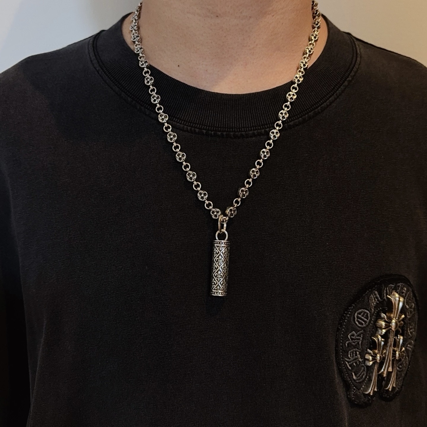 NO:724707,New [counter quality] Chrome Hearts classic retro flower ball necklace, cylindrical pendant, concave and convex shapes with different pattern design styles, showing a distinctive cross. The Scout flower is the symbol of Chrome Hearts, so it is more durable. Genuine pattern-printed Chrome Hearts distinguishes the ordinary light version in the market. Match the version and standard quality. Look at the printing details. The degree of retro gray oxidation. Seiko version!  !  !  Purely handmade ~ Authentic open mold fashion essentials. Can be worn by both men and women. Same style for couples. Official website original. Rock punk Thai silver style. Retro elements. Trendy and versatile!  , jewelry boutique, chrome hearts, chrome hearts, necklace19860909新款【专柜品质】Chrome Hearts克罗心经典复古花球项链,圆柱吊坠 凹凸造型不同的花纹设计风格 呈现出与众不同 十字架 童军花是克罗心的志 所以更经久不衰 正品打版Chrome Hearts克罗心 区别市场普通轻版 对版对标品质 看字印细节 复古做旧灰氧程度.精工版本！！！ 纯手工打造 ～正品开模潮流时尚必备 男女均可佩戴 情侣同款 官网原版 摇滚朋克泰银风格 复古元素 潮流百搭！,饰品精品,chrome hearts,chrome hearts,necklace,Jewelry