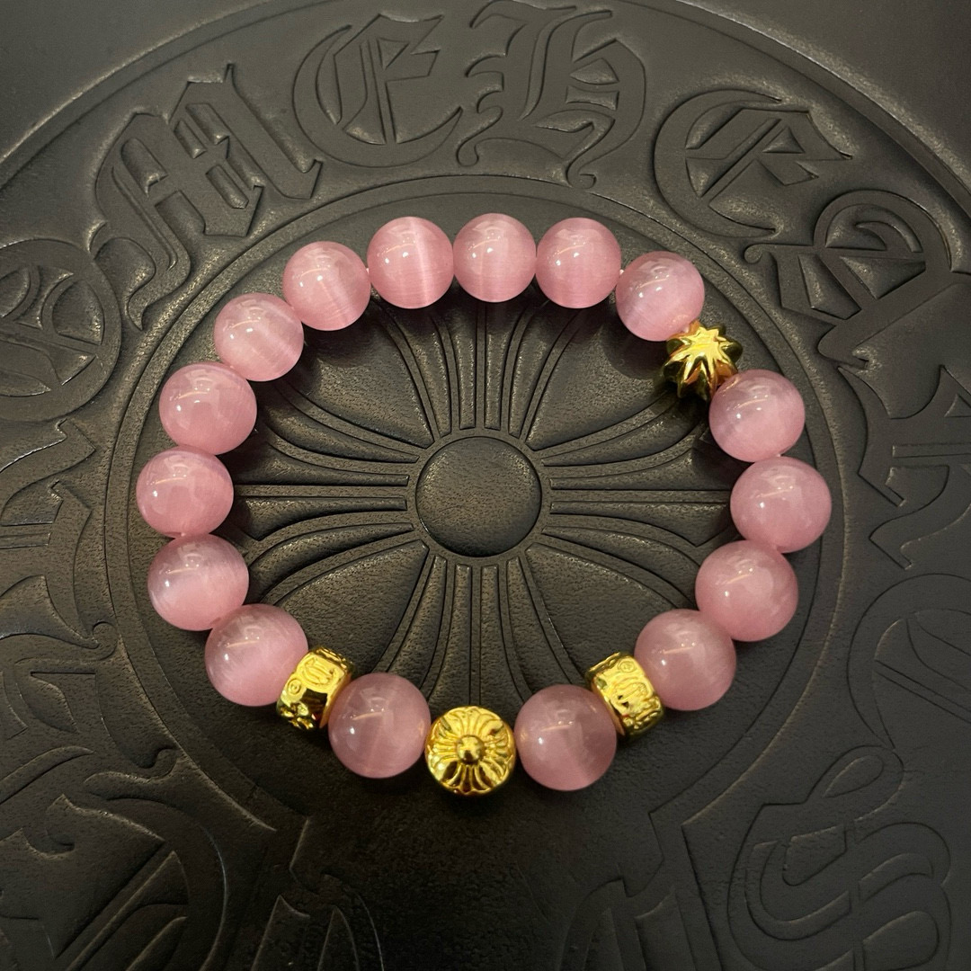 NO:724719,New [counter quality] Chrome Hearts classic retro multi-element pink cat's eye bracelet bracelet, concave and convex shapes with different pattern design styles, showing a distinctive cross. The Scout flower is the symbol of Chrome Hearts, so it is more durable. Genuine patterned Chrome Hearts distinguishes the ordinary light version in the market. Match the version and benchmark quality. Look at the printing details. The degree of retro ash oxidation. Seiko version!  !  !  Purely handmade ~ Authentic open mold fashion essentials. Can be worn by both men and women. Same style for couples. Official website original. Rock punk Thai silver style. Retro elements. Trendy and versatile!  , jewelry boutique, chrome hearts, chrome hearts, bracelet19860909新款【专柜品质】Chrome Hearts克罗心 经典复古多元素粉色猫眼石手链手串,凹凸造型不同的花纹设计风格 呈现出与众不同 十字架 童军花是克罗心的志 所以更经久不衰 正品打版Chrome Hearts克罗心 区别市场普通轻版 对版对标品质 看字印细节 复古做旧灰氧程度.精工版本！！！ 纯手工打造 ～正品开模潮流时尚必备 男女均可佩戴 情侣同款 官网原版 摇滚朋克泰银风格 复古元素 潮流百搭！,饰品精品,chrome hearts,chrome hearts,bracelet,Jewelry