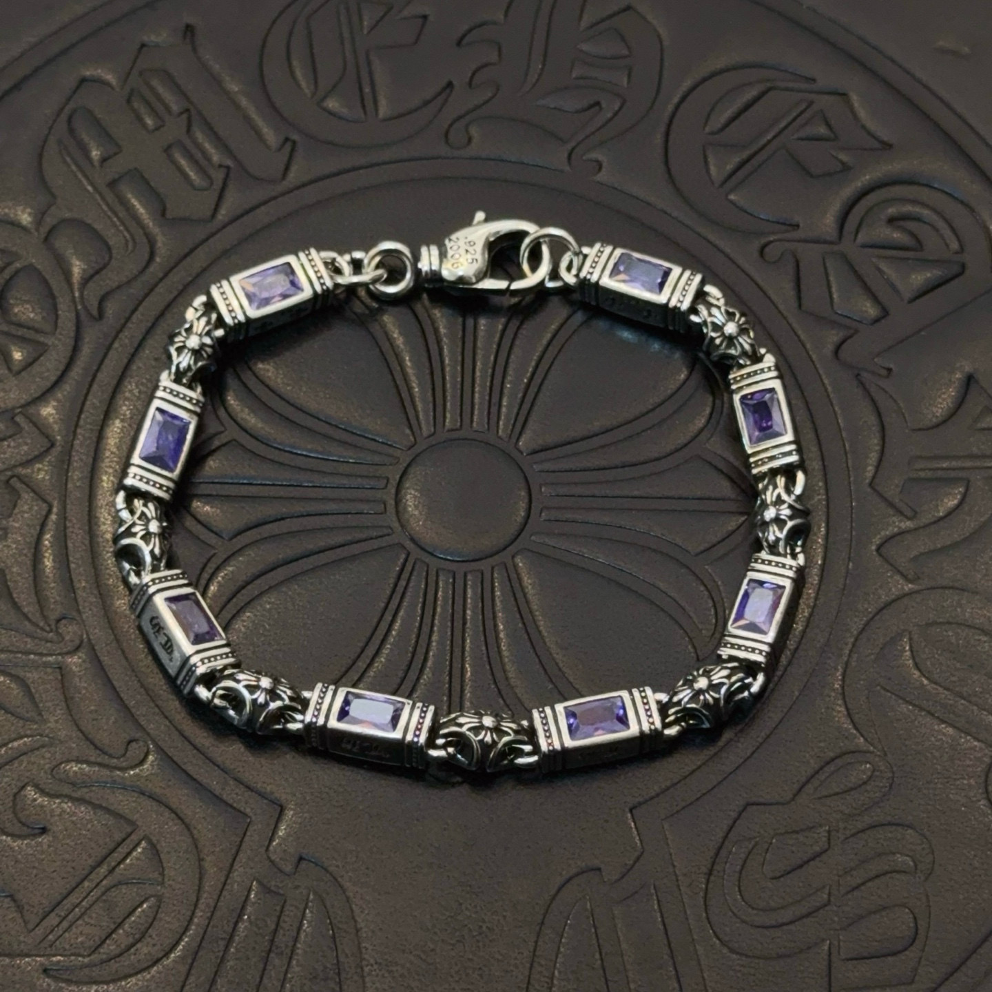 NO:724803,New [counter quality] Chrome Hearts multi-element purple diamond cross bracelet, popular on Kuaishou/ins/Xiaohongshu. The different concave and convex shapes are different in pattern design style. The cross scout flower is the symbol of Chrome Hearts, so it is more durable. Genuine pattern-printed Chrome Hearts distinguishes the ordinary light version in the market. Match the version and benchmark quality. Look at the printing details. The degree of retro gray oxidation. Seiko version!  , jewelry boutique, chrome hearts, chrome hearts, bracelet19860909新款【专柜品质】Chrome Hearts克罗心多元素紫钻十字架手链 快手/ins/小红书热门 凹凸造型不同的花纹设计风格呈现出与众不同 十字架童军花是克罗心的标志 所以更经久不衰 正品打版Chrome Hearts克罗心 区别市场普通轻版 对版对标品质 看字印细节 复古做旧灰氧程度.精工版本！,饰品精品,chrome hearts,chrome hearts,bracelet,Jewelry
