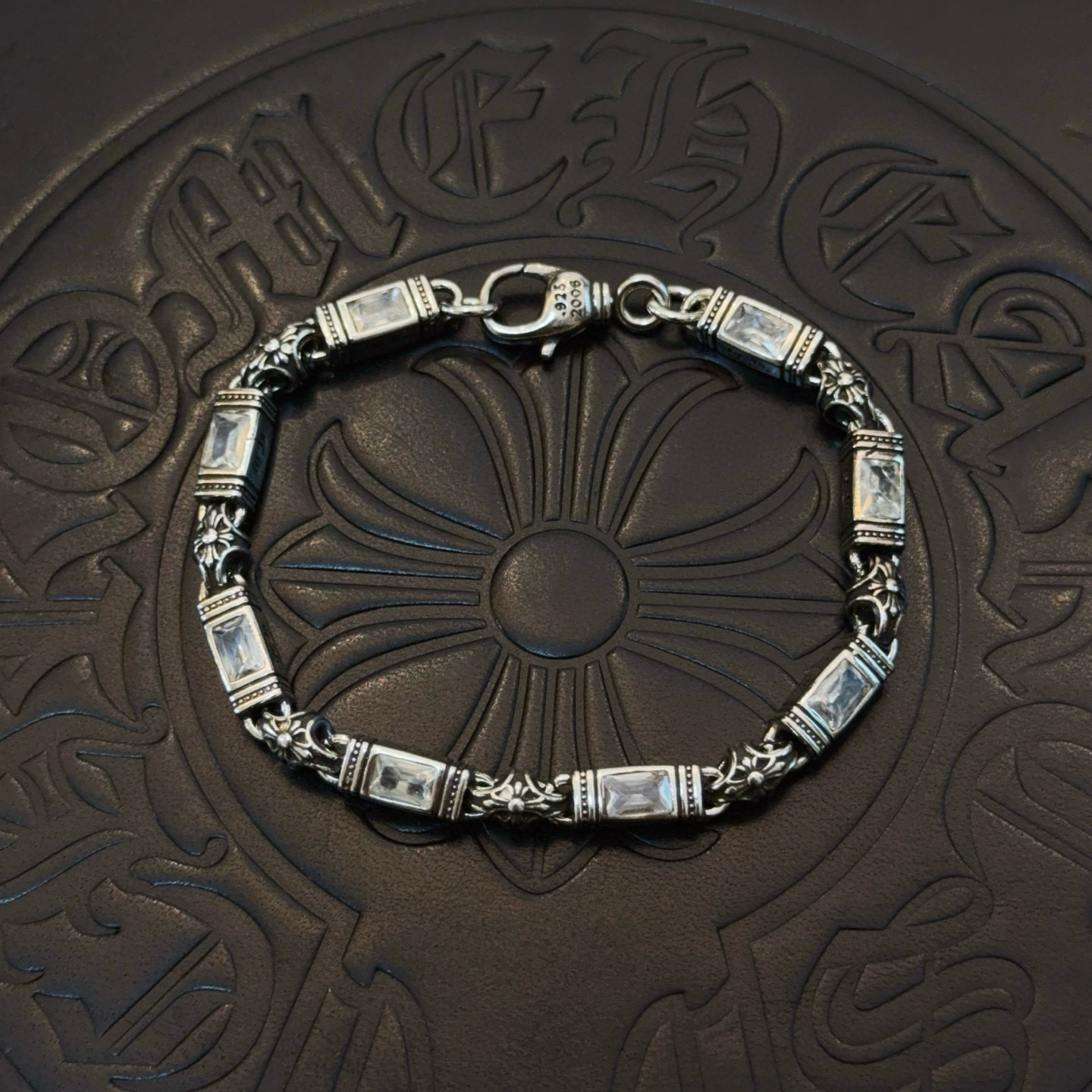 NO:724806,New [counter quality] Chrome Hearts multi-element white diamond cross bracelet, popular on Kuaishou/ins/Xiaohongshu. The different concave and convex shapes are different in pattern design style. The cross scout flower is the symbol of Chrome Hearts, so it is more durable. Genuine pattern-printed Chrome Hearts distinguishes the ordinary light version in the market. Match the version and benchmark quality. Look at the printing details. The degree of retro gray oxidation. Seiko version!  , jewelry boutique, chrome hearts, chrome hearts, bracelet19860909新款【专柜品质】Chrome Hearts克罗心多元素白钻十字架手链 快手/ins/小红书热门 凹凸造型不同的花纹设计风格呈现出与众不同 十字架童军花是克罗心的标志 所以更经久不衰 正品打版Chrome Hearts克罗心 区别市场普通轻版 对版对标品质 看字印细节 复古做旧灰氧程度.精工版本！,饰品精品,chrome hearts,chrome hearts,bracelet,Jewelry