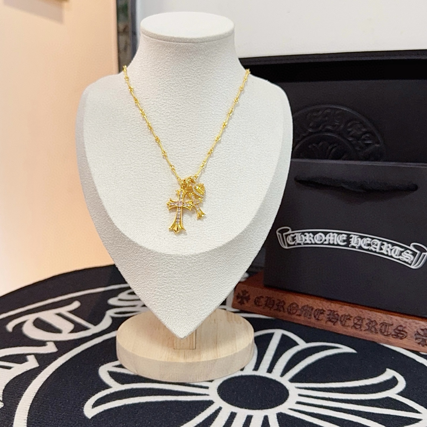 NO:724699,New [counter quality] Chrome Hearts Chrome Hearts brooch triple diamond cross necklace. Concave and convex shapes with different pattern design styles, showing a distinctive cross. The Scout flower is the symbol of Chrome Hearts, so it is more durable. Genuine pattern-printed Chrome Hearts Chrome Hearts is different from the ordinary light version in the market. Check the quality of the version. Look at the printing details. The degree of retro gray oxidation. Seiko version!  !  !  Purely handmade ~ Authentic open mold fashion essentials. Can be worn by both men and women. Same style for couples. Official website original. Rock punk Thai silver style. Retro elements. Trendy and versatile!  , jewelry boutique, chrome hearts, chrome hearts, necklace19860909新款【专柜品质】Chrome Hearts克罗心别针三重合镶钻十字架项链 凹凸造型不同的花纹设计风格 呈现出与众不同 十字架 童军花是克罗心的志 所以更经久不衰 正品打版Chrome Hearts克罗心 区别市场普通轻版 对版对标品质 看字印细节 复古做旧灰氧程度.精工版本！！！ 纯手工打造 ～正品开模潮流时尚必备 男女均可佩戴 情侣同款 官网原版 摇滚朋克泰银风格 复古元素 潮流百搭！,饰品精品,chrome hearts,chrome hearts,necklace,Jewelry