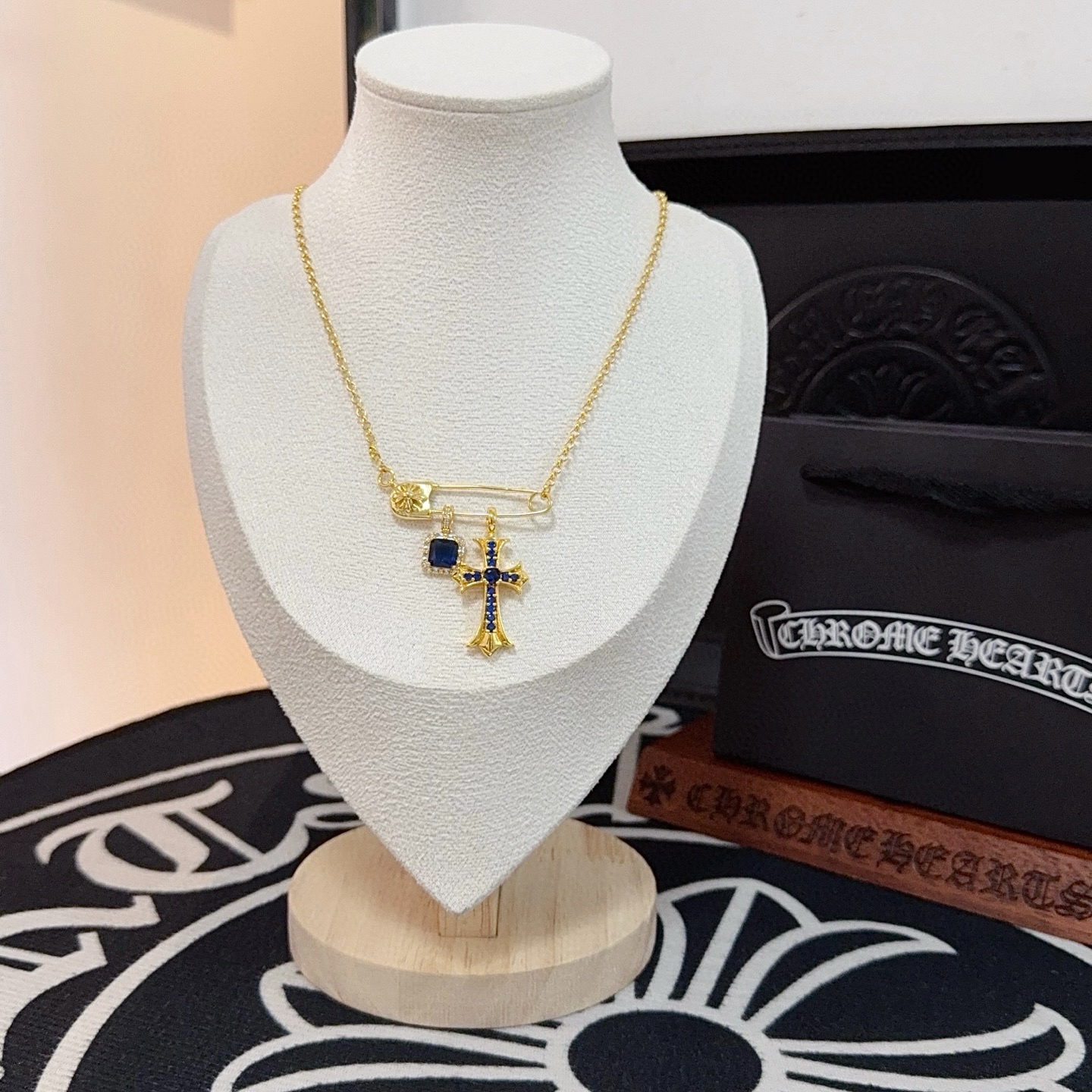 NO:724702,New [counter quality] Chrome Hearts Classic Retro Pin Necklace. Concave and convex shapes with different pattern design styles, showing a distinctive cross. The Scout flower is the symbol of Chrome Hearts, so it is more durable. Genuine pattern-printed Chrome Hearts distinguishes the ordinary light version in the market. Match the version and standard quality. Look at the printing details. The degree of retro gray oxidation. Seiko version!  !  !  Purely handmade ~ Authentic open mold fashion essentials. Can be worn by both men and women. Same style for couples. Official website original. Rock punk Thai silver style. Retro elements. Trendy and versatile!  , jewelry boutique, chrome hearts, chrome hearts, necklace19860909新款【专柜品质】Chrome Hearts克罗心经典复古别针项链 凹凸造型不同的花纹设计风格 呈现出与众不同 十字架 童军花是克罗心的志 所以更经久不衰 正品打版Chrome Hearts克罗心 区别市场普通轻版 对版对标品质 看字印细节 复古做旧灰氧程度.精工版本！！！ 纯手工打造 ～正品开模潮流时尚必备 男女均可佩戴 情侣同款 官网原版 摇滚朋克泰银风格 复古元素 潮流百搭！,饰品精品,chrome hearts,chrome hearts,necklace,Jewelry