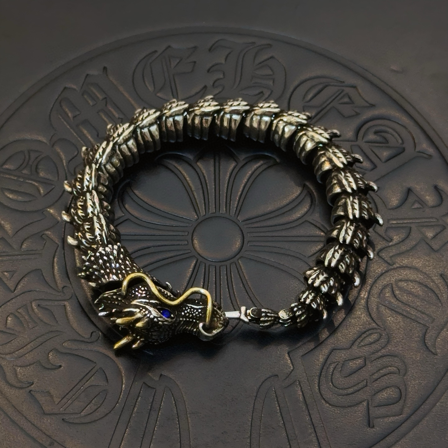 NO:724708,New [counter quality] Chrome Hearts Bracelet. Concave and convex shapes with different pattern design styles, showing a distinctive cross. The Scout flower is the symbol of Chrome Hearts, so it is more durable. Genuine pattern-printed Chrome Hearts distinguishes the ordinary light version in the market. Check the quality of the version. Look at the printing details. The degree of retro gray oxidation. Seiko version!  !  !  Purely handmade ~ Authentic open mold fashion essentials. Can be worn by both men and women. Same style for couples. Official website original. Rock punk Thai silver style. Retro elements. Trendy and versatile!  , jewelry boutique, chrome hearts, chrome hearts, bracelet19860909新款【专柜品质】Chrome Hearts克罗心手链 凹凸造型不同的花纹设计风格 呈现出与众不同 十字架 童军花是克罗心的志 所以更经久不衰 正品打版Chrome Hearts克罗心 区别市场普通轻版 对版对标品质 看字印细节 复古做旧灰氧程度.精工版本！！！ 纯手工打造 ～正品开模潮流时尚必备 男女均可佩戴 情侣同款 官网原版 摇滚朋克泰银风格 复古元素 潮流百搭！,饰品精品,chrome hearts,chrome hearts,bracelet,Jewelry