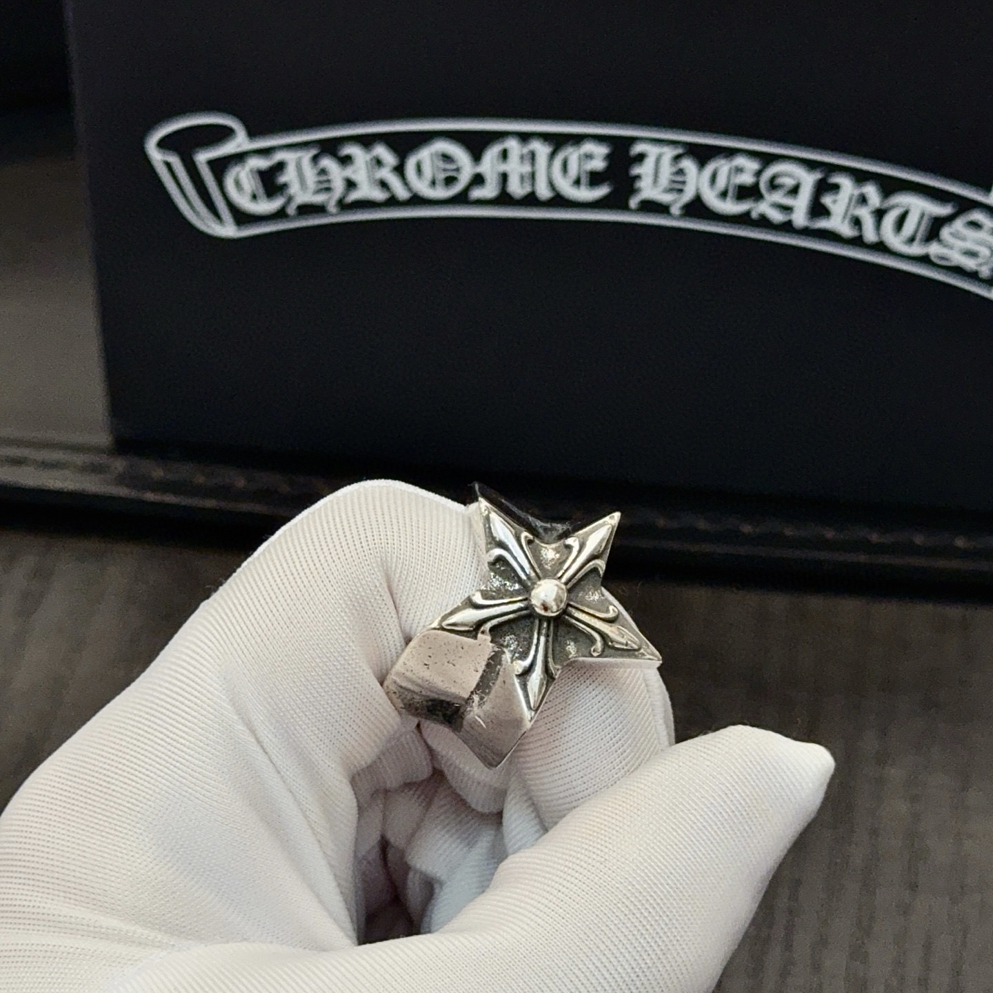 NO:724714,[Counter quality] Chrome Hearts classic retro five-star flower ring. The concave and convex shapes have different pattern design styles that are unique. The cross scout flower is the symbol of Chrome Hearts, so it is more durable. The genuine pattern-printed Chrome Hearts Chrome Hearts necklace is different from the ordinary light version in the market. Check the version and standard quality. Look at the printing details. The degree of retro gray oxidation. Seiko version!  , jewelry boutique, chrome hearts, chrome hearts, necklace, ring19860909【专柜品质】Chrome Hearts克罗心经典复古五星花戒指 凹凸造型不同的花纹设计风格呈现出与众不同 十字架童军花是克罗心的标志 所以更经久不衰 正品打版Chrome Hearts克罗心项链区别市场普通轻版 对版对标品质 看字印细节 复古做旧灰氧程度.精工版本！,饰品精品,chrome hearts,chrome hearts,necklace,ring,Jewelry