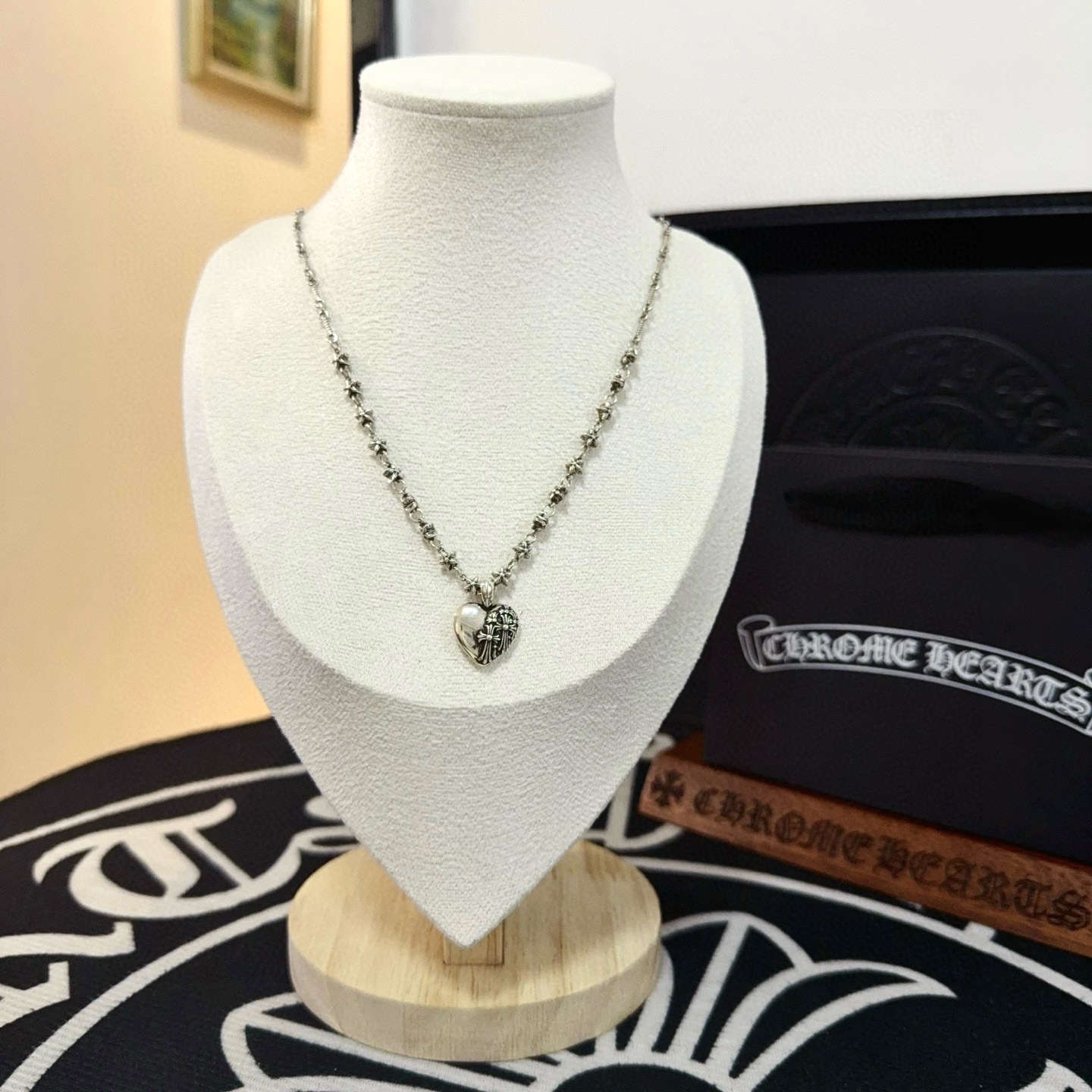 NO:724725,New [counter quality] Chrome Hearts classic retro five-star flower love cross necklace, different concave and convex shapes and pattern design styles, showing a distinctive cross and the Scout flower is Chrome Hearts' symbol, so it is more durable. Genuine patterned Chrome Hearts distinguishes the ordinary light version in the market. Match the version and standard quality. Look at the printing details, the degree of retro gray oxidation. Seiko version!  !  !  Purely handmade ~ Authentic open mold fashion essentials. Can be worn by both men and women. Same style for couples. Official website original. Rock punk Thai silver style. Retro elements. Trendy and versatile!  , jewelry boutique, chrome hearts, chrome hearts, necklace19860909新款【专柜品质】Chrome Hearts克罗心经典复古五星花爱心十字架项链 ,凹凸造型不同的花纹设计风格 呈现出与众不同 十字架 童军花是克罗心的志 所以更经久不衰 正品打版Chrome Hearts克罗心 区别市场普通轻版 对版对标品质 看字印细节 复古做旧灰氧程度.精工版本！！！ 纯手工打造 ～正品开模潮流时尚必备 男女均可佩戴 情侣同款 官网原版 摇滚朋克泰银风格 复古元素 潮流百搭！,饰品精品,chrome hearts,chrome hearts,necklace,Jewelry