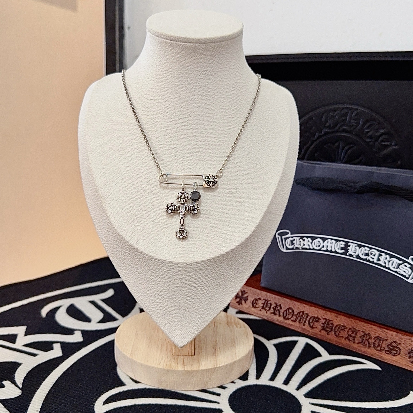 NO:724759,New [counter quality] Chrome Hearts Classic Retro Pin Necklace. Concave and convex shapes with different pattern design styles, showing a distinctive cross. The Scout flower is the symbol of Chrome Hearts, so it is more durable. Genuine pattern-printed Chrome Hearts distinguishes the ordinary light version in the market. Match the version and standard quality. Look at the printing details. The degree of retro gray oxidation. Seiko version!  !  !  Purely handmade ~ Authentic open mold fashion essentials. Can be worn by both men and women. Same style for couples. Official website original. Rock punk Thai silver style. Retro elements. Trendy and versatile!  , jewelry boutique, chrome hearts, chrome hearts, necklace19860909新款【专柜品质】Chrome Hearts克罗心经典复古别针项链 凹凸造型不同的花纹设计风格 呈现出与众不同 十字架 童军花是克罗心的志 所以更经久不衰 正品打版Chrome Hearts克罗心 区别市场普通轻版 对版对标品质 看字印细节 复古做旧灰氧程度.精工版本！！！ 纯手工打造 ～正品开模潮流时尚必备 男女均可佩戴 情侣同款 官网原版 摇滚朋克泰银风格 复古元素 潮流百搭！,饰品精品,chrome hearts,chrome hearts,necklace,Jewelry