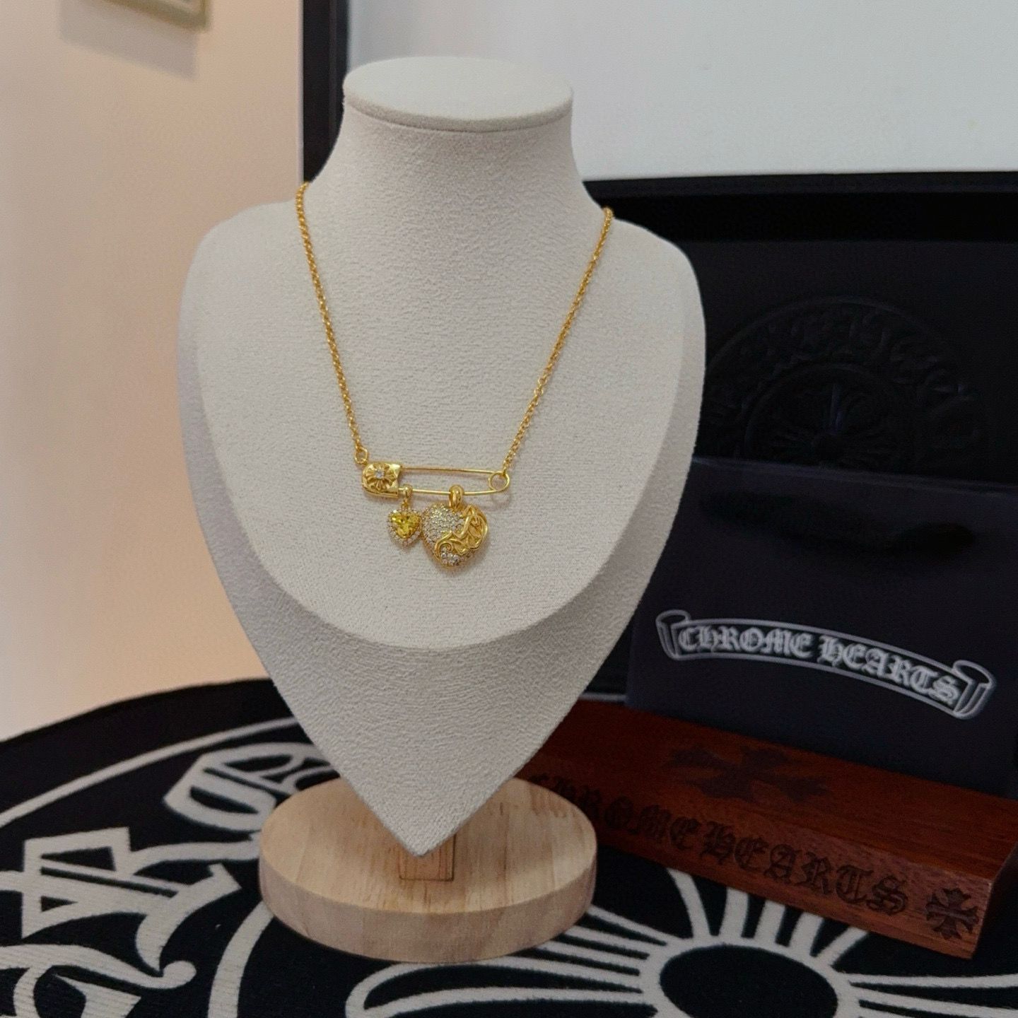 NO:724762,New [Counter Quality] Chrome Hearts Chrome Hearts Pin Love Necklace. The concave and convex shapes have different pattern design styles, showing a distinctive cross. The Scout flower is the symbol of Chrome Hearts, so it is more durable. Genuine pattern-printed Chrome Hearts distinguishes the ordinary light version in the market. Match the version and standard quality. Look at the printing details. The degree of retro gray oxidation. Seiko version!  !  !  Purely handmade ~ Authentic open mold fashion essentials. Can be worn by both men and women. Same style for couples. Official website original. Rock punk Thai silver style. Retro elements. Trendy and versatile!  , jewelry boutique, chrome hearts, chrome hearts, necklace19860909新款【专柜品质】Chrome Hearts克罗心别针爱心项链 凹凸造型不同的花纹设计风格 呈现出与众不同 十字架 童军花是克罗心的志 所以更经久不衰 正品打版Chrome Hearts克罗心 区别市场普通轻版 对版对标品质 看字印细节 复古做旧灰氧程度.精工版本！！！ 纯手工打造 ～正品开模潮流时尚必备 男女均可佩戴 情侣同款 官网原版 摇滚朋克泰银风格 复古元素 潮流百搭！,饰品精品,chrome hearts,chrome hearts,necklace,Jewelry