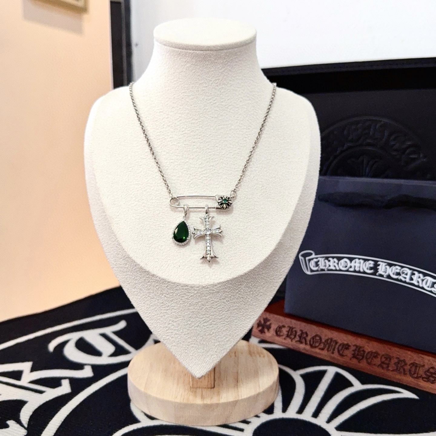 NO:724766,New [counter quality] Chrome Hearts brooch necklace, green diamond cross pendant, different pattern design styles with concave and convex shapes, showing a distinctive cross and Scout flower is the symbol of Chrome Hearts, so it is more durable. Genuine pattern-printed Chrome Hearts distinguishes the ordinary light version in the market. Check the quality of the version. Look at the printing details, the degree of retro gray oxidation. Seiko version!  !  !  Purely handmade ~ Authentic open mold fashion essentials. Can be worn by both men and women. Same style for couples. Official website original. Rock punk Thai silver style. Retro elements. Trendy and versatile!  , jewelry boutique, chrome hearts, chrome hearts, necklace19860909新款【专柜品质】Chrome Hearts克罗心别针项链 绿钻十字架吊坠 凹凸造型不同的花纹设计风格 呈现出与众不同 十字架 童军花是克罗心的志 所以更经久不衰 正品打版Chrome Hearts克罗心 区别市场普通轻版 对版对标品质 看字印细节 复古做旧灰氧程度.精工版本！！！ 纯手工打造 ～正品开模潮流时尚必备 男女均可佩戴 情侣同款 官网原版 摇滚朋克泰银风格 复古元素 潮流百搭！,饰品精品,chrome hearts,chrome hearts,necklace,Jewelry