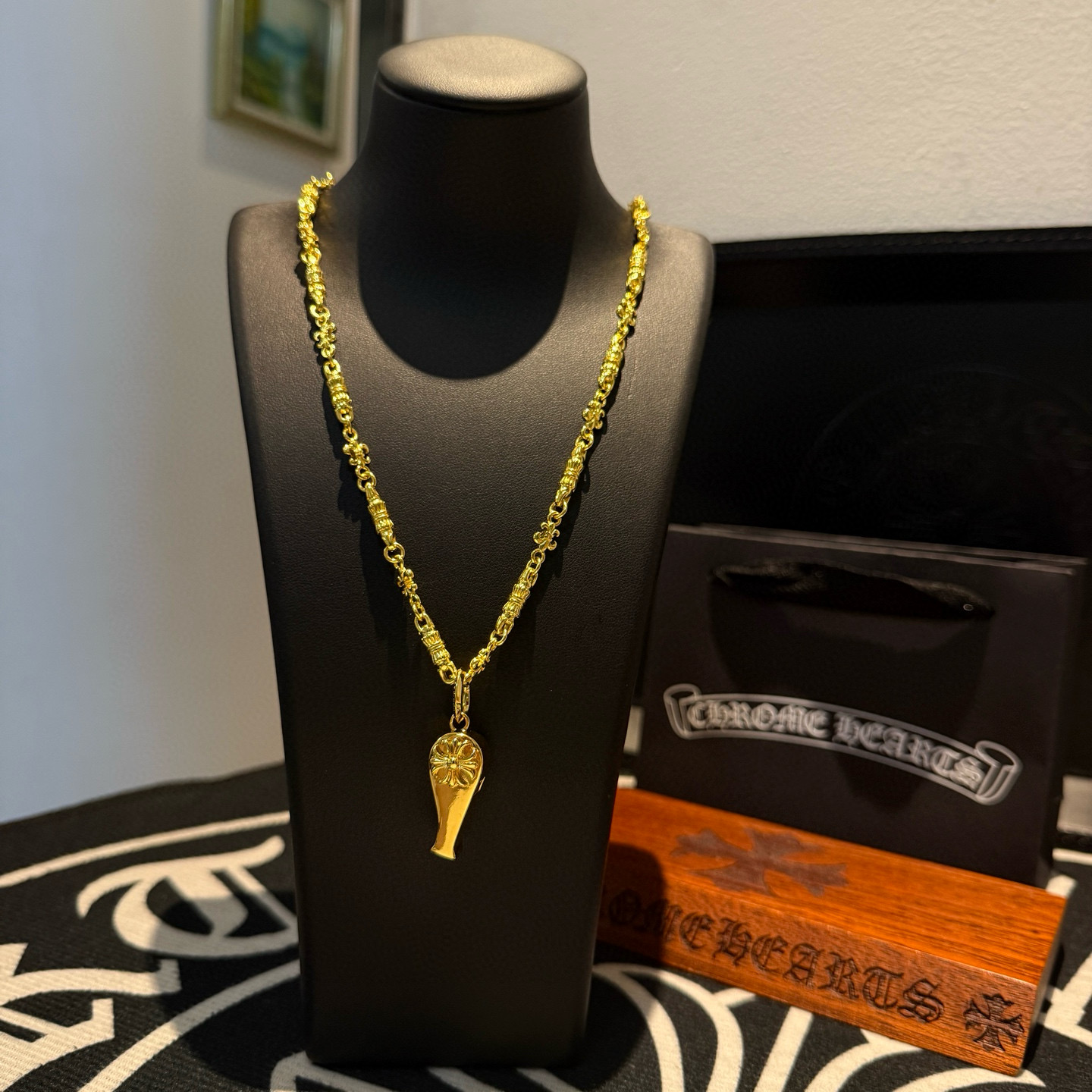 NO:724774,New [counter quality] Chrome Hearts gold flower ball necklace, cross fancy pendant, concave and convex shapes with different pattern design styles, showing a distinctive cross. The Scout flower is the symbol of Chrome Hearts, so it is more durable. Genuine pattern-printed Chrome Hearts distinguishes the ordinary light version in the market. Match the standard quality. Look at the printing details. The degree of retro ash oxidation. Seiko version!  !  !  Purely handmade ~ Authentic open mold fashion essentials. Can be worn by both men and women. Same style for couples. Official website original. Rock punk Thai silver style. Retro elements. Trendy and versatile!  , jewelry boutique, chrome hearts, chrome hearts, necklace, gold19860909新款【专柜品质】Chrome Hearts克罗心黄金色花球项链 十字花哨子吊坠 凹凸造型不同的花纹设计风格 呈现出与众不同 十字架 童军花是克罗心的志 所以更经久不衰 正品打版Chrome Hearts克罗心 区别市场普通轻版 对版对标品质 看字印细节 复古做旧灰氧程度.精工版本！！！ 纯手工打造 ～正品开模潮流时尚必备 男女均可佩戴 情侣同款 官网原版 摇滚朋克泰银风格 复古元素 潮流百搭！,饰品精品,chrome hearts,chrome hearts,necklace,gold,Jewelry