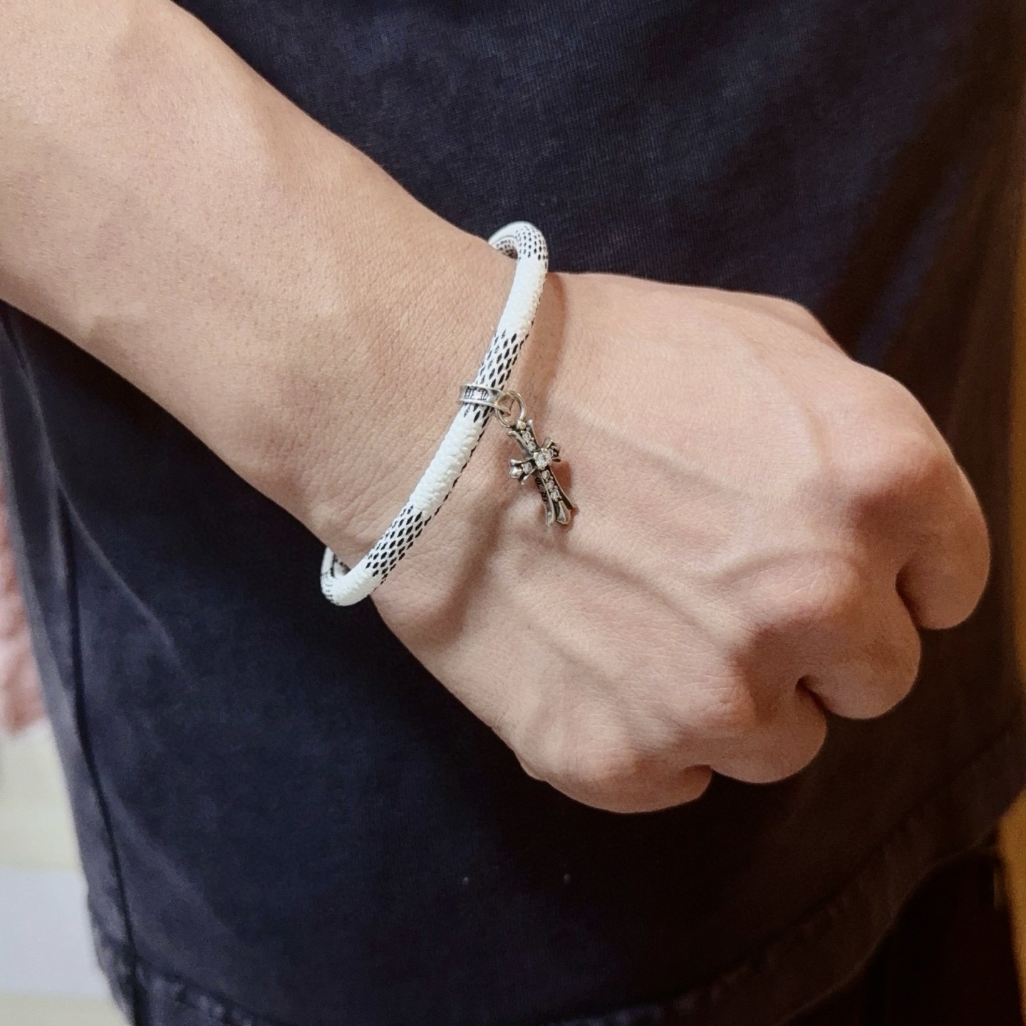 NO:724781,The new [counter quality] Chrome Hearts Chrome Hearts cross leather rope bracelet, with different concave and convex shapes, different pattern design styles, showing a distinctive cross and the Scout flower is the symbol of Chrome Hearts, so it is more durable. Genuine pattern-printed Chrome Hearts distinguishes the ordinary light version in the market. Check the quality of the version. Look at the printing details, the degree of retro gray oxidation. Seiko version!  !  !  Purely handmade ~ Authentic open mold fashion essentials. Can be worn by both men and women. Same style for couples. Official website original. Rock punk Thai silver style. Retro elements. Trendy and versatile!  , jewelry boutique, chrome hearts, chrome hearts19860909新款【专柜品质】Chrome Hearts克罗心十字架皮绳手绳,凹凸造型不同的花纹设计风格 呈现出与众不同 十字架 童军花是克罗心的志 所以更经久不衰 正品打版Chrome Hearts克罗心 区别市场普通轻版 对版对标品质 看字印细节 复古做旧灰氧程度.精工版本！！！ 纯手工打造 ～正品开模潮流时尚必备 男女均可佩戴 情侣同款 官网原版 摇滚朋克泰银风格 复古元素 潮流百搭！,饰品精品,chrome hearts,chrome hearts,Jewelry