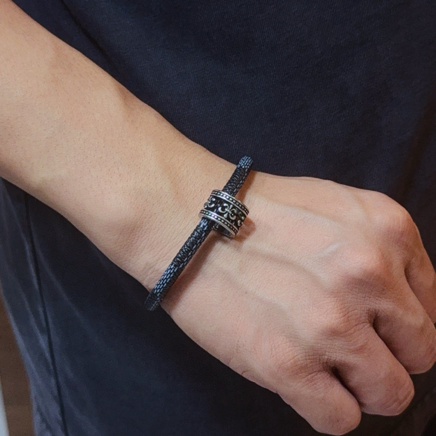 NO:724748,The new [counter quality] Chrome Hearts Chrome Hearts leather rope bracelet, with different concave and convex shapes, different pattern design styles, showing a distinctive cross. The Scout flower is the symbol of Chrome Hearts, so it is more durable. Genuine pattern-printed Chrome Hearts distinguishes the ordinary light version in the market. Match the version and standard quality. Look at the printing details, the degree of retro gray oxidation. Seiko version!  !  !  Purely handmade ~ Authentic open mold fashion essentials. Can be worn by both men and women. Same style for couples. Official website original. Rock punk Thai silver style. Retro elements. Trendy and versatile!  , jewelry boutique, chrome hearts, chrome hearts19860909新款【专柜品质】Chrome Hearts克罗心皮绳手绳,凹凸造型不同的花纹设计风格 呈现出与众不同 十字架 童军花是克罗心的志 所以更经久不衰 正品打版Chrome Hearts克罗心 区别市场普通轻版 对版对标品质 看字印细节 复古做旧灰氧程度.精工版本！！！ 纯手工打造 ～正品开模潮流时尚必备 男女均可佩戴 情侣同款 官网原版 摇滚朋克泰银风格 复古元素 潮流百搭！,饰品精品,chrome hearts,chrome hearts,Jewelry