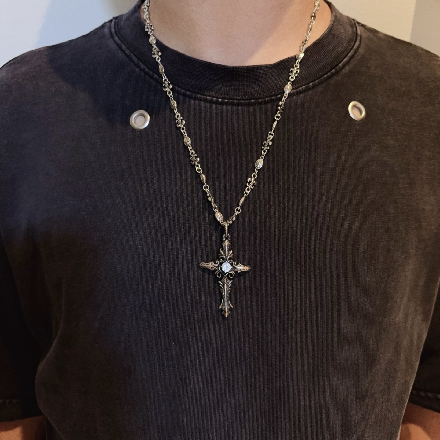 NO:724753,[Counter quality] Chrome Hearts Chrome Hearts cross necklace, cross pendant, different pattern design styles with concave and convex shapes, showing a distinctive cross. The Scout flower is the symbol of Chrome Hearts, so it is more durable. Genuine pattern-printed Chrome Hearts distinguishes the ordinary light version in the market. Match the version and standard quality. Look at the printing details. The degree of retro gray oxidation. Seiko version!  !  !  Purely handmade ~ Authentic open mold fashion essentials. Can be worn by both men and women. Same style for couples. Official website original. Rock punk Thai silver style. Retro elements. Trendy and versatile!  , jewelry boutique, chrome hearts, chrome hearts, necklace19860909【专柜品质】Chrome Hearts克罗心十字架项链,十字架吊坠 凹凸造型不同的花纹设计风格 呈现出与众不同 十字架 童军花是克罗心的志 所以更经久不衰 正品打版Chrome Hearts克罗心 区别市场普通轻版 对版对标品质 看字印细节 复古做旧灰氧程度.精工版本！！！ 纯手工打造 ～正品开模潮流时尚必备 男女均可佩戴 情侣同款 官网原版 摇滚朋克泰银风格 复古元素 潮流百搭！,饰品精品,chrome hearts,chrome hearts,necklace,Jewelry