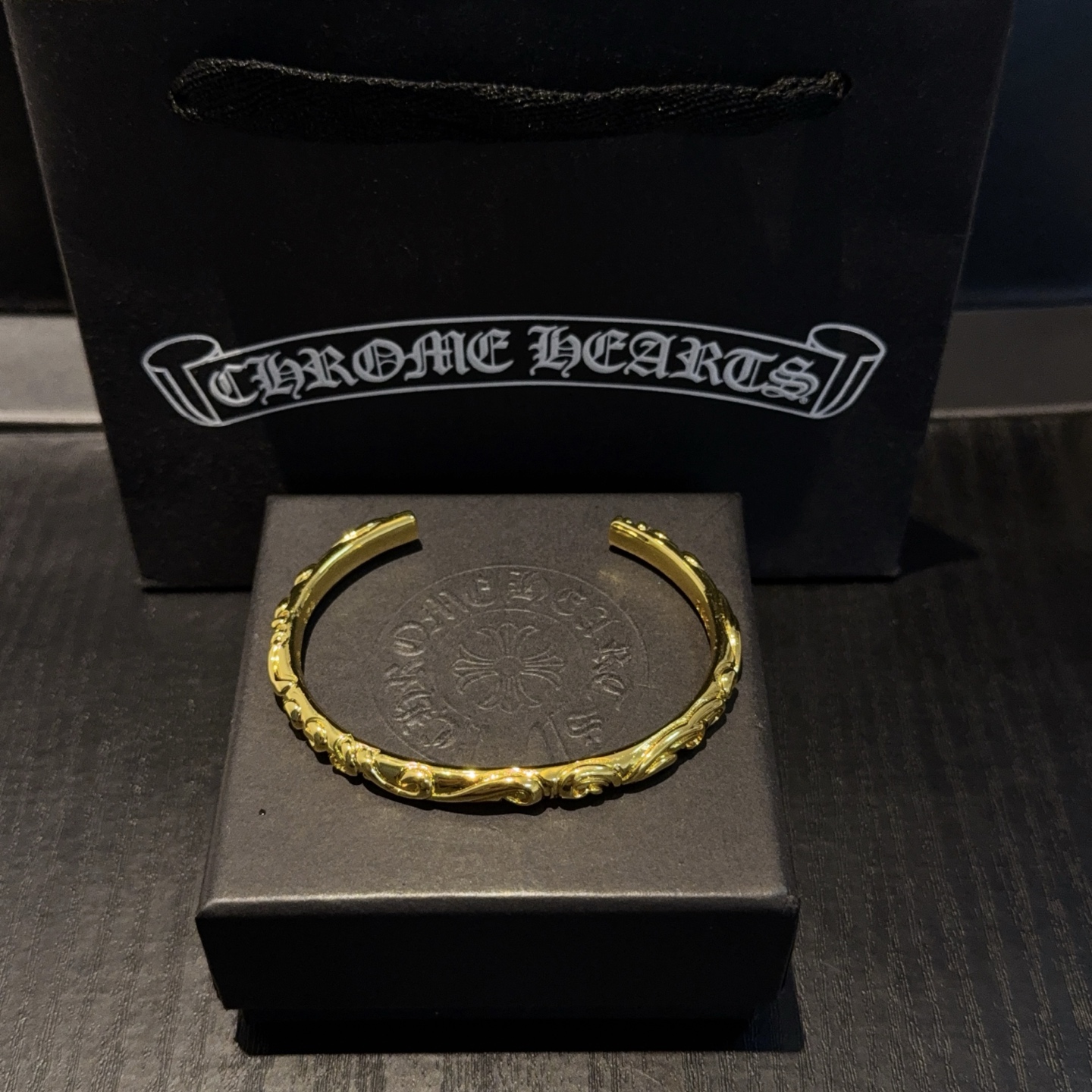 NO:720857,88200, counter quality Chrome Hearts gold-colored vine open bracelet. The concave and convex shapes have different pattern design styles, showing a distinctive cross. The Scout flower is the symbol of Chrome Hearts, so it is more durable. The genuine pattern-printed Chrome Hearts Chrome Hearts necklace is different from the ordinary light version in the market. Check the version and standard quality. Look at the printing details. The degree of retro gray oxidation. Seiko version!  !  !  Purely handmade ~ Authentic open mold fashion essentials. Can be worn by both men and women. Same style for couples. Official website original. Rock punk Thai silver style. Retro elements. Trendy and versatile!  ,,chrome hearts,chrome hearts,necklace,bracelet,gold,Cardia high-end jewelry1986090988200,专柜品质 Chrome Hearts克罗心黄金色藤蔓开口手镯 凹凸造型不同的花纹设计风格 呈现出与众不同 十字架 童军花是克罗心的志 所以更经久不衰 正品打版Chrome Hearts克罗心项链区别市场普通轻版 对版对标品质 看字印细节 复古做旧灰氧程度.精工版本！！！ 纯手工打造 ～正品开模潮流时尚必备 男女均可佩戴 情侣同款 官网原版 摇滚朋克泰银风格 复古元素 潮流百搭！,,chrome hearts,chrome hearts,necklace,bracelet,gold,卡迪亚高端饰品,Jewelry