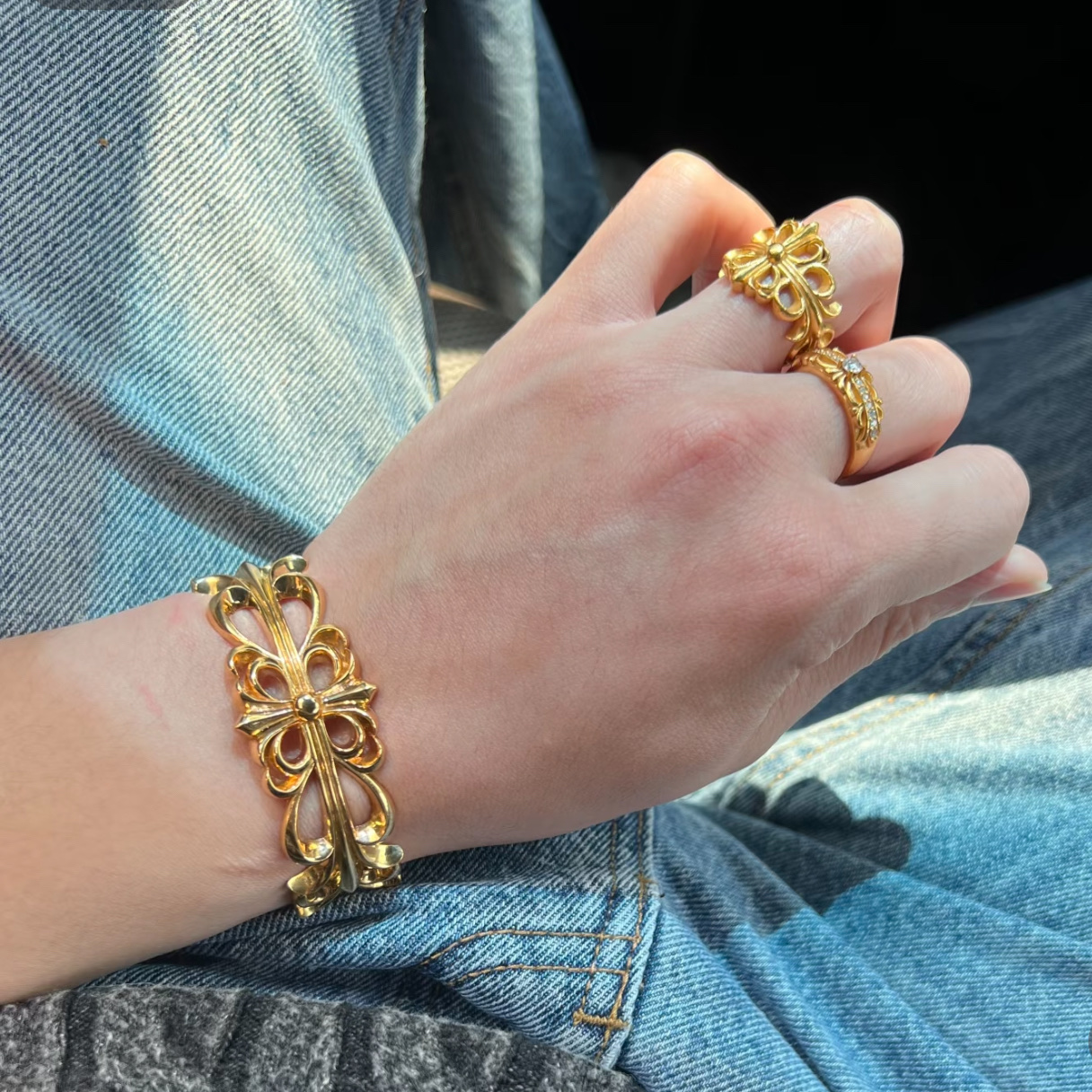 NO:720859,88220, counter quality Chrome Hearts gold vine cross open bracelet, concave and convex shapes with different pattern design styles, showing a distinctive cross. The Scout flower is the symbol of Chrome Hearts, so it is more durable. The genuine pattern-printed Chrome Hearts Chrome Hearts necklace is different from the ordinary light version in the market. Check the version and standard quality. Look at the printing details. The degree of retro gray oxidation. Seiko version!  !  !  Purely handmade ~ Authentic open mold fashion essentials. Can be worn by both men and women. Same style for couples. Official website original. Rock punk Thai silver style. Retro elements. Trendy and versatile!  ,,chrome hearts,chrome hearts,necklace,bracelet,gold,Cardia high-end jewelry1986090988220,专柜品质 Chrome Hearts克罗心黄金色藤蔓十字架开口手镯 凹凸造型不同的花纹设计风格 呈现出与众不同 十字架 童军花是克罗心的志 所以更经久不衰 正品打版Chrome Hearts克罗心项链区别市场普通轻版 对版对标品质 看字印细节 复古做旧灰氧程度.精工版本！！！ 纯手工打造 ～正品开模潮流时尚必备 男女均可佩戴 情侣同款 官网原版 摇滚朋克泰银风格 复古元素 潮流百搭！,,chrome hearts,chrome hearts,necklace,bracelet,gold,卡迪亚高端饰品,Jewelry