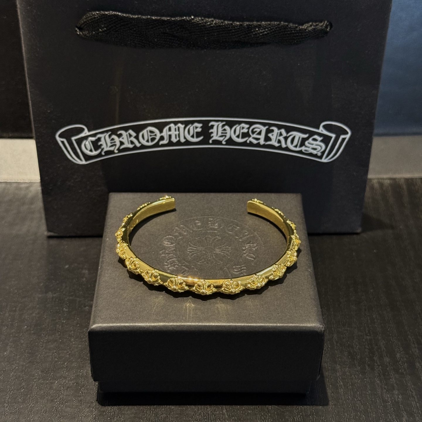 NO:720861,88200, counter quality Chrome Hearts gold-colored cross open bracelet. The concave and convex shapes have different pattern design styles, showing a distinctive cross. The Scout flower is the symbol of Chrome Hearts, so it is more durable. The genuine pattern-printed Chrome Hearts Chrome Hearts necklace is different from the ordinary light version in the market. Check the version and standard quality. Look at the printing details. The degree of retro gray oxidation. Seiko version!  !  !  Purely handmade ~ Authentic open mold fashion essentials. Can be worn by both men and women. Same style for couples. Official website original. Rock punk Thai silver style. Retro elements. Trendy and versatile!  ,,chrome hearts,chrome hearts,necklace,bracelet,gold,Cardia high-end jewelry1986090988200,专柜品质 Chrome Hearts克罗心黄金色十字架开口手镯 凹凸造型不同的花纹设计风格 呈现出与众不同 十字架 童军花是克罗心的志 所以更经久不衰 正品打版Chrome Hearts克罗心项链区别市场普通轻版 对版对标品质 看字印细节 复古做旧灰氧程度.精工版本！！！ 纯手工打造 ～正品开模潮流时尚必备 男女均可佩戴 情侣同款 官网原版 摇滚朋克泰银风格 复古元素 潮流百搭！,,chrome hearts,chrome hearts,necklace,bracelet,gold,卡迪亚高端饰品,Jewelry