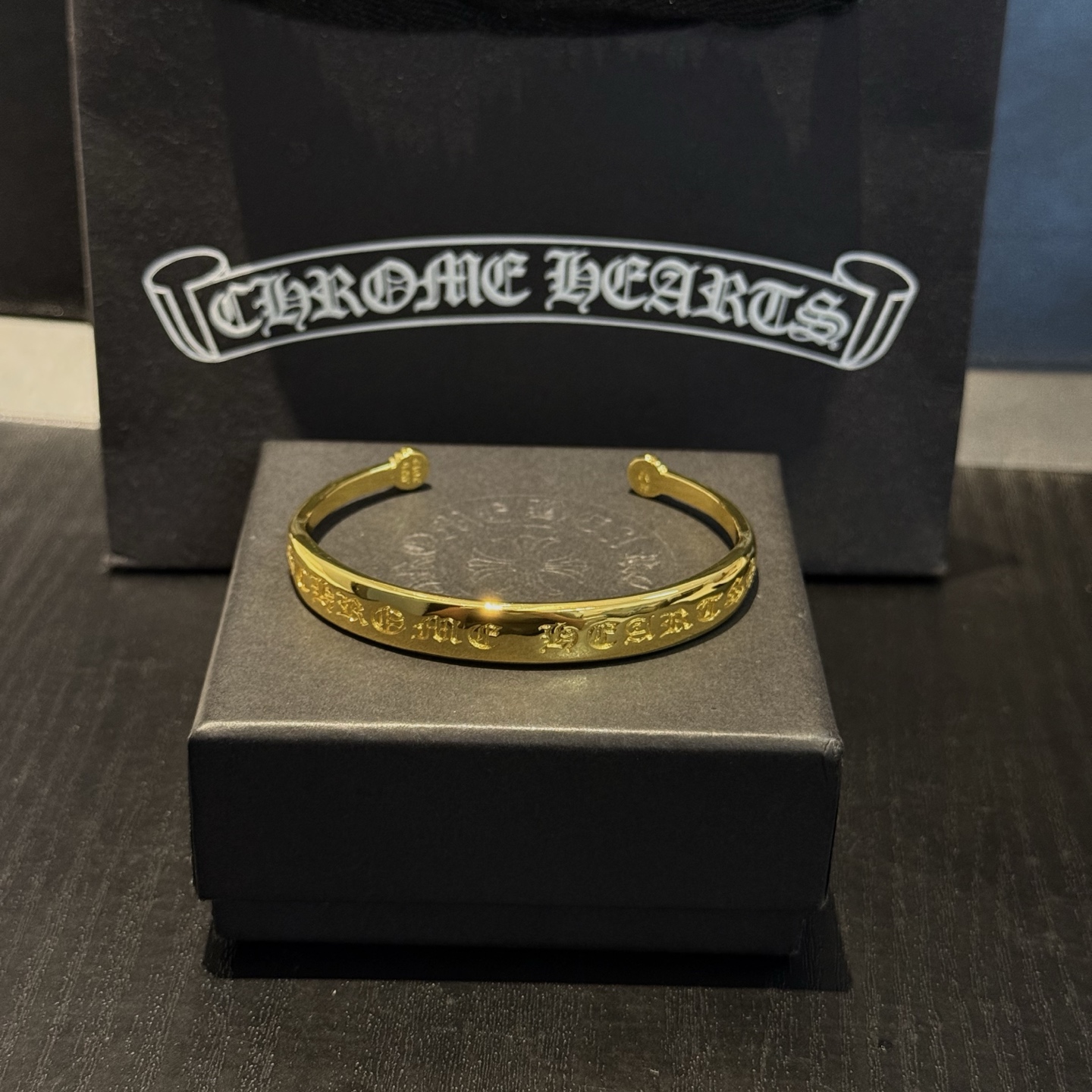 NO:720863,88200, counter quality Chrome Hearts gold-colored open bracelet with different concave and convex shapes, different pattern design styles, showing a distinctive cross. The Scout flower is the symbol of Chrome Hearts, so it is more durable. The genuine pattern-printed Chrome Hearts Chrome Hearts necklace is different from the ordinary light version in the market. Match the version and standard quality. Look at the details of the lettering. The degree of retro gray oxidation. Seiko version!  !  !  Purely handmade ~ Authentic open mold fashion essentials. Can be worn by both men and women. Same style for couples. Official website original. Rock punk Thai silver style. Retro elements. Trendy and versatile!  ,,chrome hearts,chrome hearts,necklace,bracelet,gold,Cardia high-end jewelry1986090988200,专柜品质 Chrome Hearts克罗心黄金色字开口手镯 凹凸造型不同的花纹设计风格 呈现出与众不同 十字架 童军花是克罗心的志 所以更经久不衰 正品打版Chrome Hearts克罗心项链区别市场普通轻版 对版对标品质 看字印细节 复古做旧灰氧程度.精工版本！！！ 纯手工打造 ～正品开模潮流时尚必备 男女均可佩戴 情侣同款 官网原版 摇滚朋克泰银风格 复古元素 潮流百搭！,,chrome hearts,chrome hearts,necklace,bracelet,gold,卡迪亚高端饰品,Jewelry