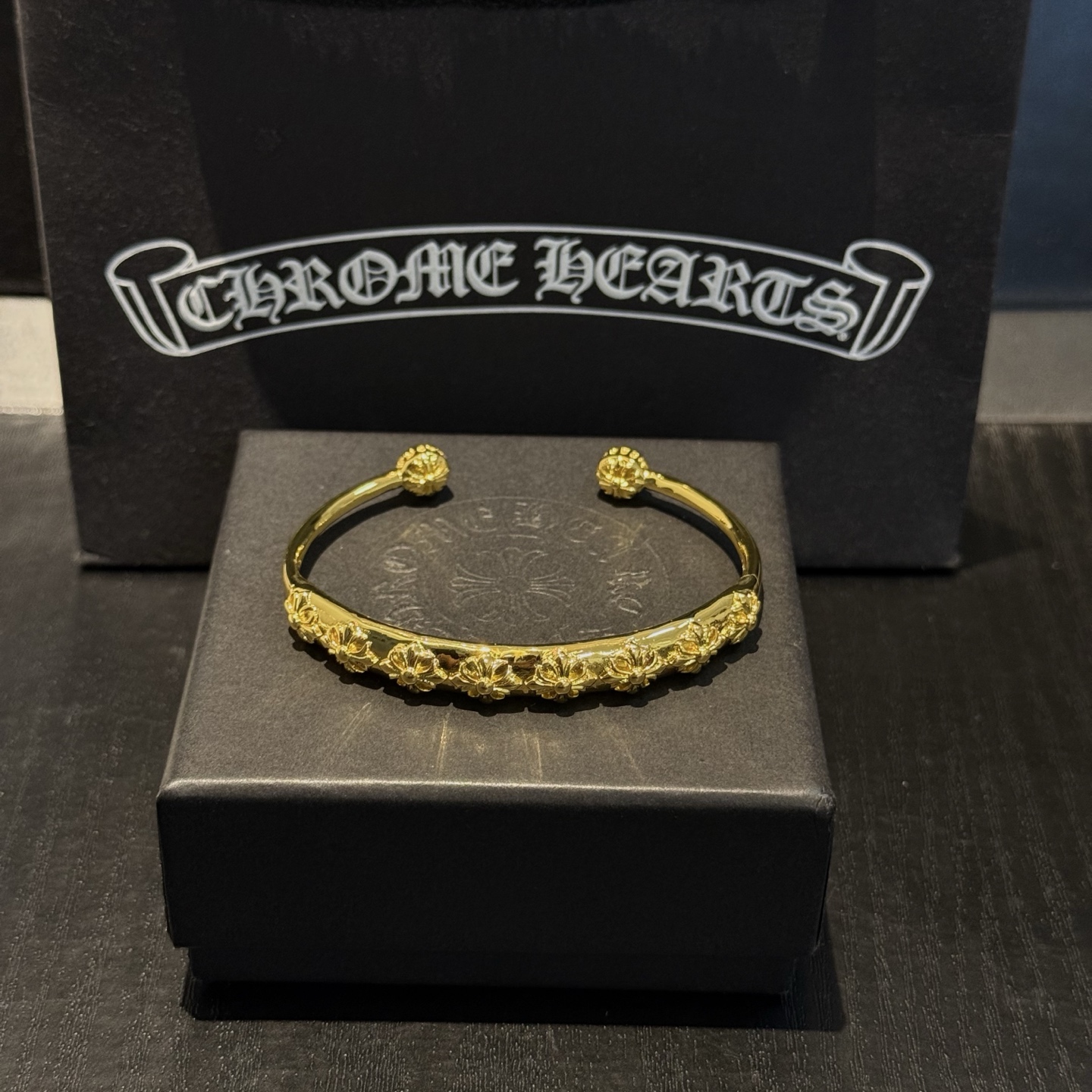 NO:720865,88200, counter quality Chrome Hearts gold-colored cross open bracelet. The concave and convex shapes have different pattern design styles, showing a distinctive cross. The Scout flower is the symbol of Chrome Hearts, so it is more durable. The genuine pattern-printed Chrome Hearts Chrome Hearts necklace is different from the ordinary light version in the market. Check the version and standard quality. Look at the printing details. The degree of retro gray oxidation. Seiko version!  !  !  Purely handmade ~ Authentic open mold fashion essentials. Can be worn by both men and women. Same style for couples. Official website original. Rock punk Thai silver style. Retro elements. Trendy and versatile!  ,,chrome hearts,chrome hearts,necklace,bracelet,gold,Cardia high-end jewelry1986090988200,专柜品质 Chrome Hearts克罗心黄金色十字架开口手镯 凹凸造型不同的花纹设计风格 呈现出与众不同 十字架 童军花是克罗心的志 所以更经久不衰 正品打版Chrome Hearts克罗心项链区别市场普通轻版 对版对标品质 看字印细节 复古做旧灰氧程度.精工版本！！！ 纯手工打造 ～正品开模潮流时尚必备 男女均可佩戴 情侣同款 官网原版 摇滚朋克泰银风格 复古元素 潮流百搭！,,chrome hearts,chrome hearts,necklace,bracelet,gold,卡迪亚高端饰品,Jewelry