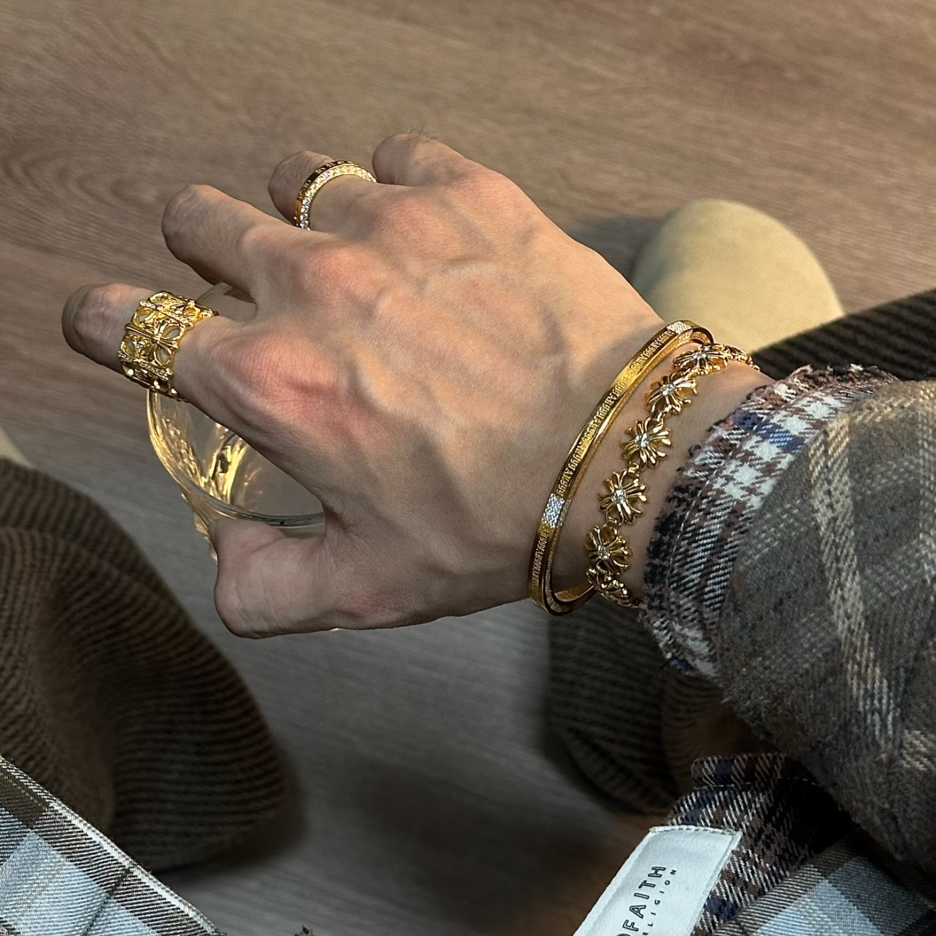 NO:720868,88240 Counter quality Chrome Hearts gold-colored cross-flower white diamond bracelet, with different concave and convex shapes and pattern design styles, showing a distinctive cross and the Scout flower is the symbol of Chrome Hearts, so it is more durable. The genuine pattern-printed Chrome Hearts Chrome Hearts necklace is different from the ordinary light version in the market. Check the version and standard quality. Look at the printing details. The degree of retro gray oxidation. Seiko version!  !  !  Purely handmade ~ Authentic open mold fashion essentials. Can be worn by both men and women. Same style for couples. Official website original. Rock punk Thai silver style. Retro elements. Trendy and versatile!  ,,chrome hearts,chrome hearts,necklace,bracelet,gold,Cardia high-end jewelry1986090988240 专柜品质 Chrome Hearts克罗心黄金色十字花白钻手链,凹凸造型不同的花纹设计风格 呈现出与众不同 十字架 童军花是克罗心的志 所以更经久不衰 正品打版Chrome Hearts克罗心项链区别市场普通轻版 对版对标品质 看字印细节 复古做旧灰氧程度.精工版本！！！ 纯手工打造 ～正品开模潮流时尚必备 男女均可佩戴 情侣同款 官网原版 摇滚朋克泰银风格 复古元素 潮流百搭！,,chrome hearts,chrome hearts,necklace,bracelet,gold,卡迪亚高端饰品,Jewelry