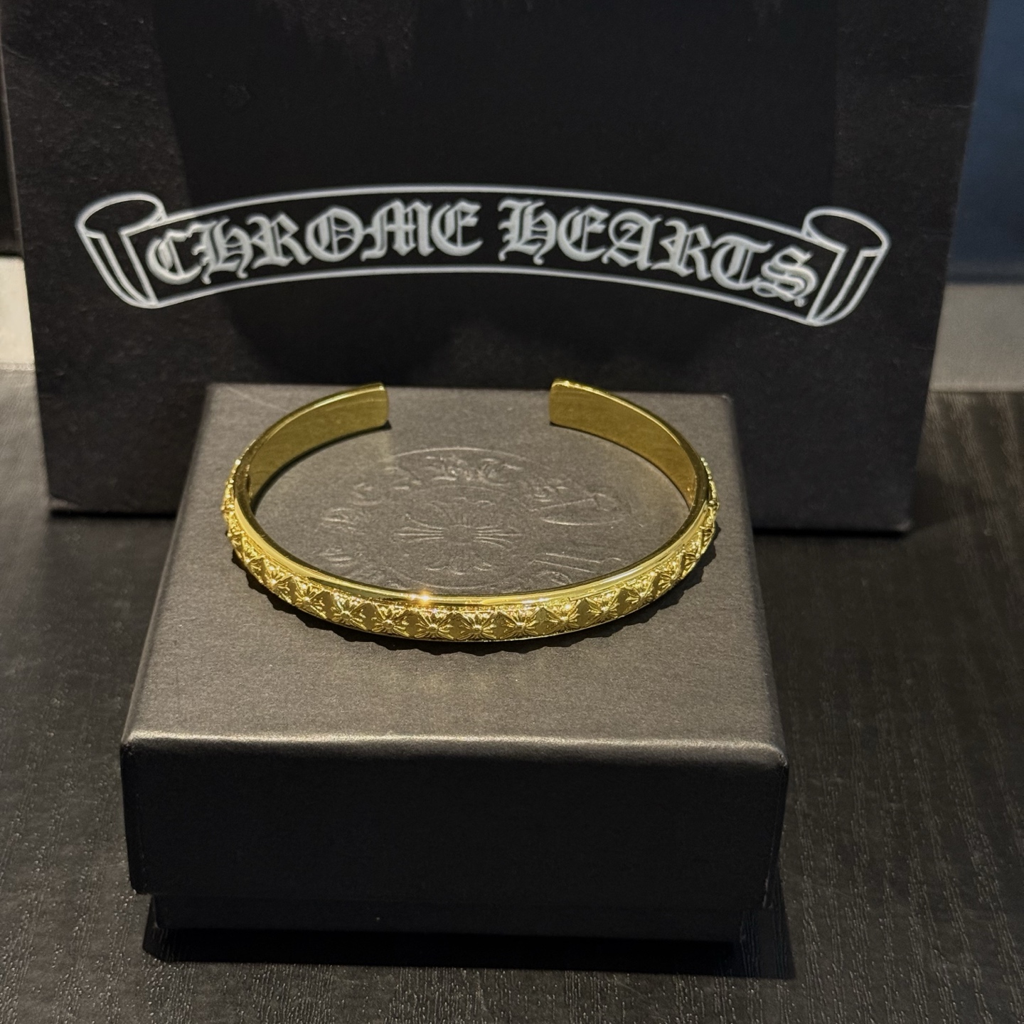 NO:724821,Counter quality Chrome Hearts gold cross flower open bracelet. The concave and convex shapes have different pattern design styles, showing a distinctive cross. The Scout flower is the symbol of Chrome Hearts, so it is more durable. The genuine pattern-printed Chrome Hearts Chrome Hearts necklace is different from the ordinary light version in the market. Check the version and standard quality. Look at the printing details. The degree of retro gray oxidation. Seiko version!  !  !  Purely handmade ~ Authentic open mold fashion essentials. Can be worn by both men and women. Same style for couples. Official website original. Rock punk Thai silver style. Retro elements. Trendy and versatile!  , jewelry boutique, chrome hearts, chrome hearts, necklace, bracelet, gold19860909专柜品质 Chrome Hearts克罗心黄金色十字花开口手镯 凹凸造型不同的花纹设计风格 呈现出与众不同 十字架 童军花是克罗心的志 所以更经久不衰 正品打版Chrome Hearts克罗心项链区别市场普通轻版 对版对标品质 看字印细节 复古做旧灰氧程度.精工版本！！！ 纯手工打造 ～正品开模潮流时尚必备 男女均可佩戴 情侣同款 官网原版 摇滚朋克泰银风格 复古元素 潮流百搭！,饰品精品,chrome hearts,chrome hearts,necklace,bracelet,gold,Jewelry