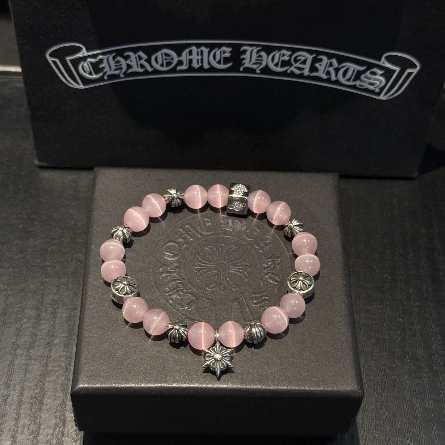 NO:724824,New [counter quality] Chrome Hearts Classic retro multi-element bracelet, different pattern design styles with concave and convex shapes, showing a distinctive cross. The Scout flower is the symbol of Chrome Hearts, so it is more durable. Genuine pattern-printed Chrome Hearts distinguishes the ordinary light version in the market. Match the version and standard quality. Look at the printing details. The degree of retro gray oxidation. Seiko version!  !  !  Purely handmade ~ Authentic open mold fashion essentials. Can be worn by both men and women. Same style for couples. Official website original. Rock punk Thai silver style. Retro elements. Trendy and versatile!  , jewelry boutique, chrome hearts, chrome hearts, bracelet19860909新款【专柜品质】Chrome Hearts克罗心 经典复古多元素手链手串,凹凸造型不同的花纹设计风格 呈现出与众不同 十字架 童军花是克罗心的志 所以更经久不衰 正品打版Chrome Hearts克罗心 区别市场普通轻版 对版对标品质 看字印细节 复古做旧灰氧程度.精工版本！！！ 纯手工打造 ～正品开模潮流时尚必备 男女均可佩戴 情侣同款 官网原版 摇滚朋克泰银风格 复古元素 潮流百搭！,饰品精品,chrome hearts,chrome hearts,bracelet,Jewelry