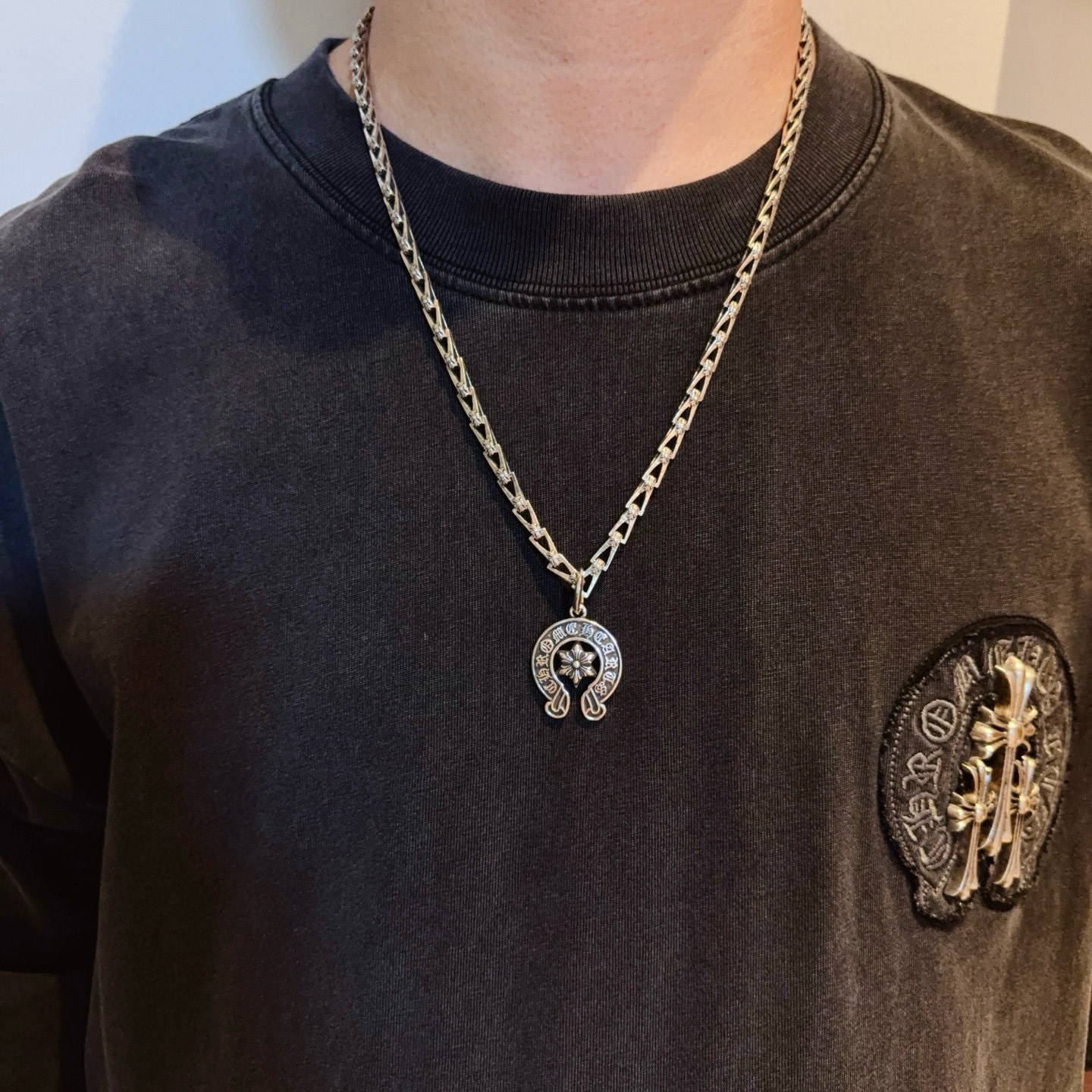 NO:724827,New [counter quality] Chrome Hearts classic retro cross necklace, horseshoe print pendant, concave and convex shapes with different pattern design styles, showing a distinctive cross and Scout flower is the symbol of Chrome Hearts, so it is more durable. Genuine pattern-printed Chrome Hearts distinguishes the ordinary light version in the market. Match the version and standard quality. Look at the printing details, the degree of retro gray oxidation. Seiko version!  !  !  Purely handmade ~ Authentic open mold fashion essentials. Can be worn by both men and women. Same style for couples. Official website original. Rock punk Thai silver style. Retro elements. Trendy and versatile!  , jewelry boutique, chrome hearts, chrome hearts, necklace19860909新款【专柜品质】Chrome Hearts克罗心经典复古十字架项链 马蹄印吊坠 凹凸造型不同的花纹设计风格 呈现出与众不同 十字架 童军花是克罗心的志 所以更经久不衰 正品打版Chrome Hearts克罗心 区别市场普通轻版 对版对标品质 看字印细节 复古做旧灰氧程度.精工版本！！！ 纯手工打造 ～正品开模潮流时尚必备 男女均可佩戴 情侣同款 官网原版 摇滚朋克泰银风格 复古元素 潮流百搭！,饰品精品,chrome hearts,chrome hearts,necklace,Jewelry