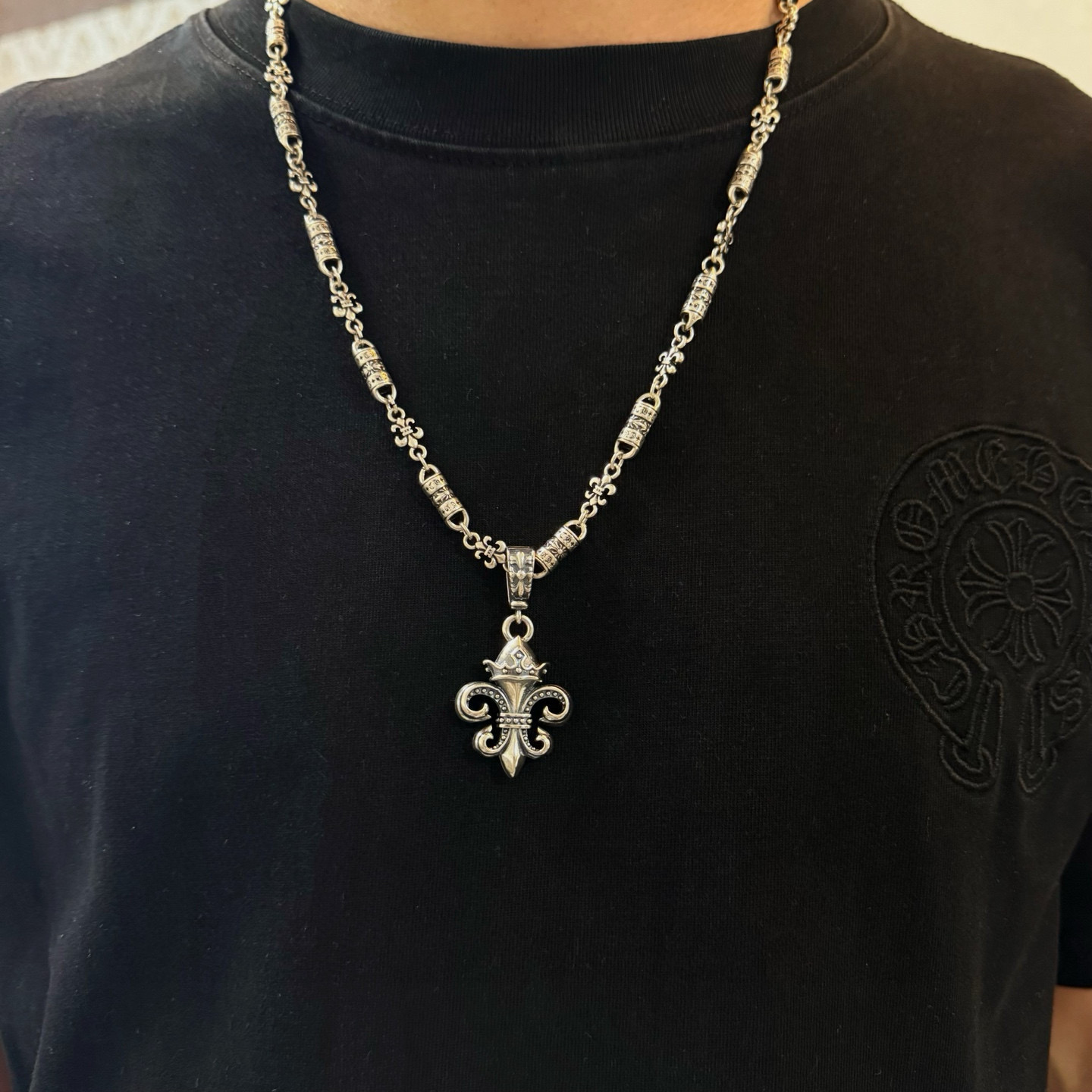 NO:724830,New [Counter Quality] Chrome Hearts Classic Scout Flower Necklace, Scout Flower Pendant, Concave and Concave Shapes, Different Pattern Design Styles, Presenting a Distinctive Cross. The Scout Flower is the symbol of Chrome Hearts, so it is more durable. Genuine pattern-printed Chrome Hearts distinguishes the ordinary light version in the market. Match the version and standard quality. Look at the printing details. The degree of retro ash oxidation. Seiko version!  !  !  Purely handmade ~ Authentic open mold fashion essentials. Can be worn by both men and women. Same style for couples. Official website original. Rock punk Thai silver style. Retro elements. Trendy and versatile!  , jewelry boutique, chrome hearts, chrome hearts, necklace19860909新款【专柜品质】Chrome Hearts克罗心经典童军花项链 童军花吊坠 凹凸造型不同的花纹设计风格 呈现出与众不同 十字架 童军花是克罗心的志 所以更经久不衰 正品打版Chrome Hearts克罗心 区别市场普通轻版 对版对标品质 看字印细节 复古做旧灰氧程度.精工版本！！！ 纯手工打造 ～正品开模潮流时尚必备 男女均可佩戴 情侣同款 官网原版 摇滚朋克泰银风格 复古元素 潮流百搭！,饰品精品,chrome hearts,chrome hearts,necklace,Jewelry