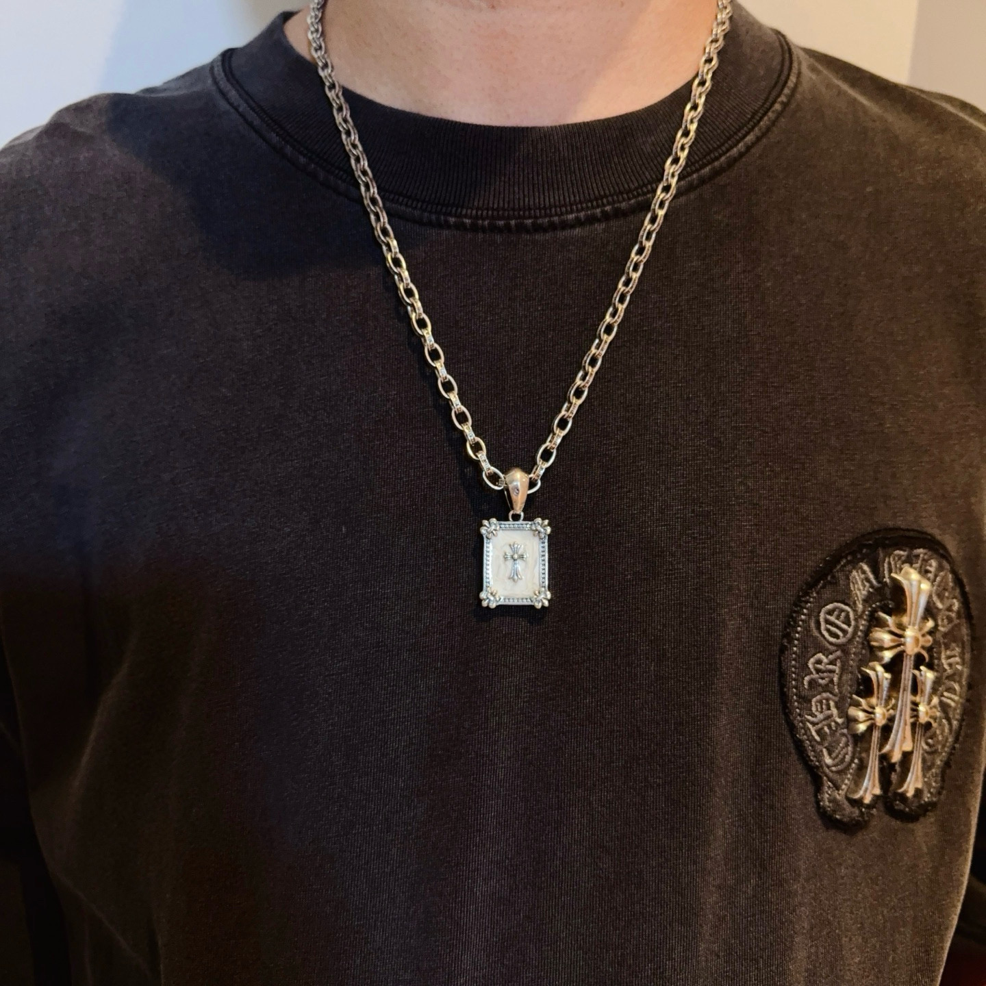 NO:724840,New [Counter Quality] Chrome Hearts Classic Letter Necklace, Square Cross Pendant, Concave and Concave Shapes, Different Pattern Design Styles, Showing a Distinctive Cross, Scout Flower is Chrome Hearts' Emblem, So It's More Enduring. Genuine Patterned Chrome Hearts Differentiates from Ordinary Light Editions in the Market. Matching Edition and Standard Quality. Look at the Printing Details, Retro-Official Gray Oxygen Level. Seiko Version!  !  !  Purely handmade ~ Authentic open mold fashion essentials. Can be worn by both men and women. Same style for couples. Official website original. Rock punk Thai silver style. Retro elements. Trendy and versatile!  , jewelry boutique, chrome hearts, chrome hearts, necklace19860909新款【专柜品质】Chrome Hearts克罗心经典字母项链 方牌十字架吊坠 凹凸造型不同的花纹设计风格 呈现出与众不同 十字架 童军花是克罗心的志 所以更经久不衰 正品打版Chrome Hearts克罗心 区别市场普通轻版 对版对标品质 看字印细节 复古做旧灰氧程度.精工版本！！！ 纯手工打造 ～正品开模潮流时尚必备 男女均可佩戴 情侣同款 官网原版 摇滚朋克泰银风格 复古元素 潮流百搭！,饰品精品,chrome hearts,chrome hearts,necklace,Jewelry