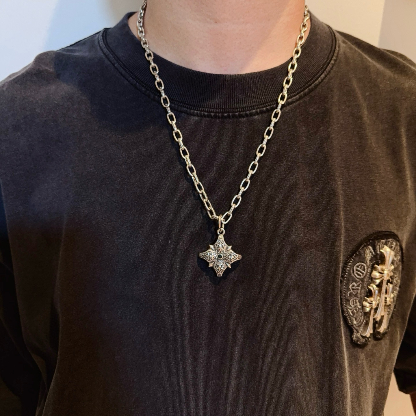 NO:724845,New [Counter Quality] Chrome Hearts Classic Retro Cross Necklace, Cross Flower Pendant, Concave and Concave Shapes, Different Pattern Design Styles, Showing Distinctive Crosses and Scout Flowers as Chrome Hearts’ Symbols, So They Are More Enduring. Authentic Chrome Hearts Chrome Hearts is distinguished from the ordinary light version in the market. Check the quality of the version. Look at the printing details, the degree of retro gray oxidation. Seiko version!  !  !  Purely handmade ~ Authentic open mold fashion essentials. Can be worn by both men and women. Same style for couples. Official website original. Rock punk Thai silver style. Retro elements. Trendy and versatile!  , jewelry boutique, chrome hearts, chrome hearts, necklace19860909新款【专柜品质】Chrome Hearts克罗心经典复古十字架项链 十字花吊坠 凹凸造型不同的花纹设计风格 呈现出与众不同, 十字架 童军花是克罗心的志 所以更经久不衰 正品打版Chrome Hearts克罗心 区别市场普通轻版 对版对标品质 看字印细节 复古做旧灰氧程度.精工版本！！！ 纯手工打造 ～正品开模潮流时尚必备 男女均可佩戴 情侣同款 官网原版 摇滚朋克泰银风格 复古元素 潮流百搭！,饰品精品,chrome hearts,chrome hearts,necklace,Jewelry